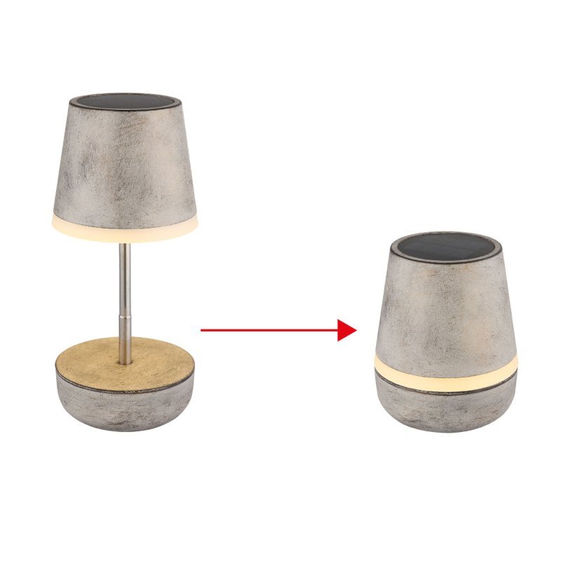 Obraz przedstawia dwie wersje lampy solarnej stołowej LED w kolorze szarym z elementami metalicznymi. Po lewej stronie lampa z podstawą i trzonkiem, po prawej stronie lampa bez trzonka, z czerwoną strzałką wskazującą transformację.