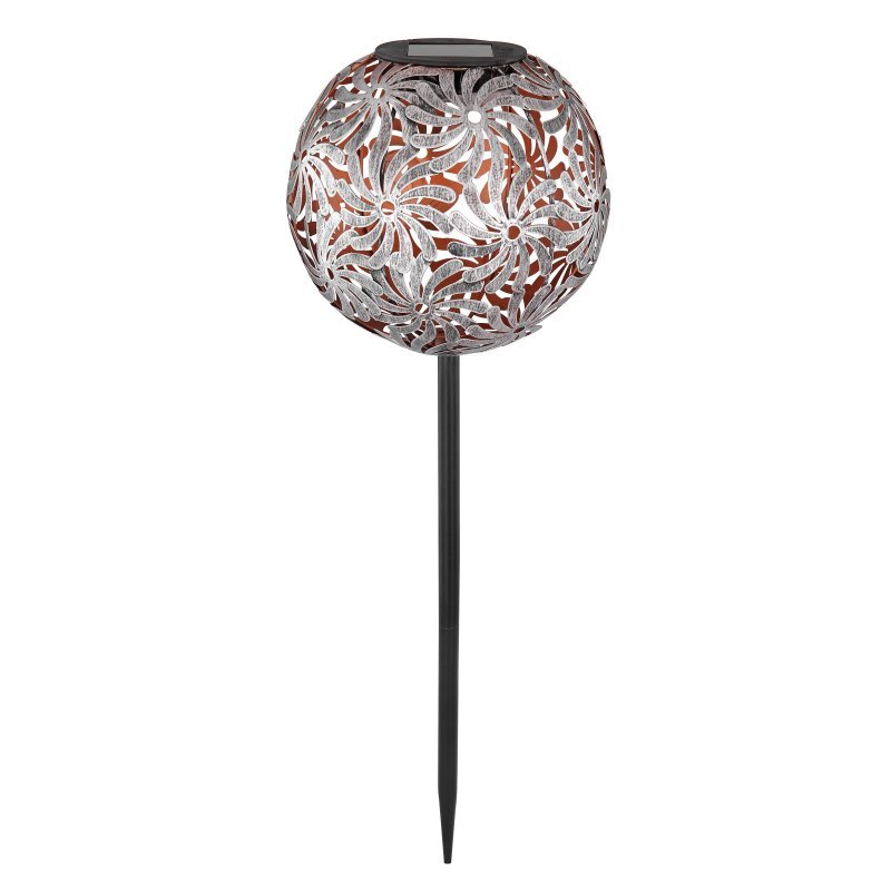 Lampa solarna LED z dekoracyjnym, ażurowym kloszem w kształcie kuli, zamontowana na długim, czarnym pręcie. Klosz ma wzór przypominający liście lub kwiaty.