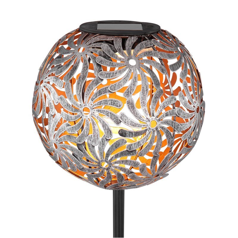 Lampa solarna o kulistym kształcie z ażurowym wzorem przypominającym kwiaty, emitująca ciepłe światło. Na górze lampy znajduje się panel słoneczny.