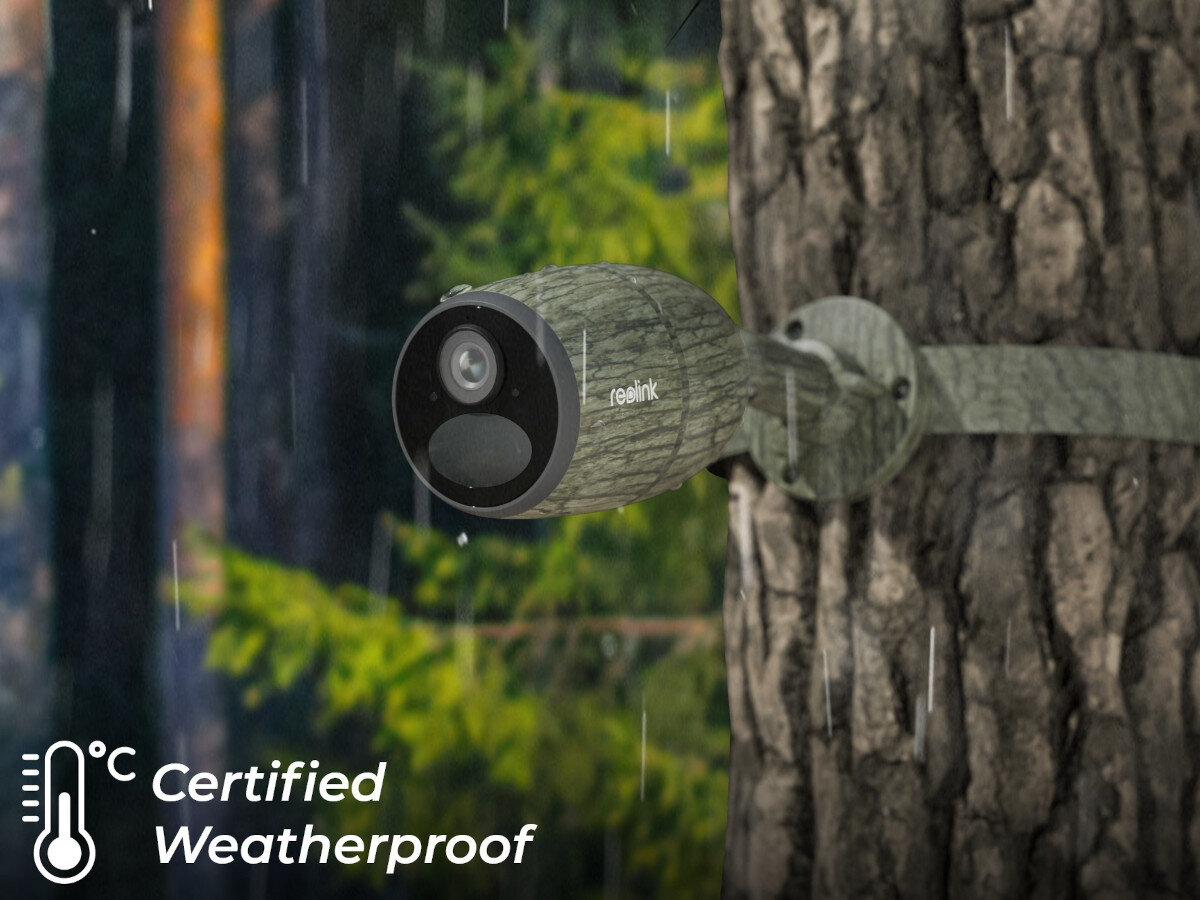 Kamera w kamuflażu zamontowana na drzewie podczas deszczu, z widocznym logo \'reolink\'. W lewym dolnym rogu znajduje się tekst: \'Certified Weatherproof\' oraz symbol termometru.