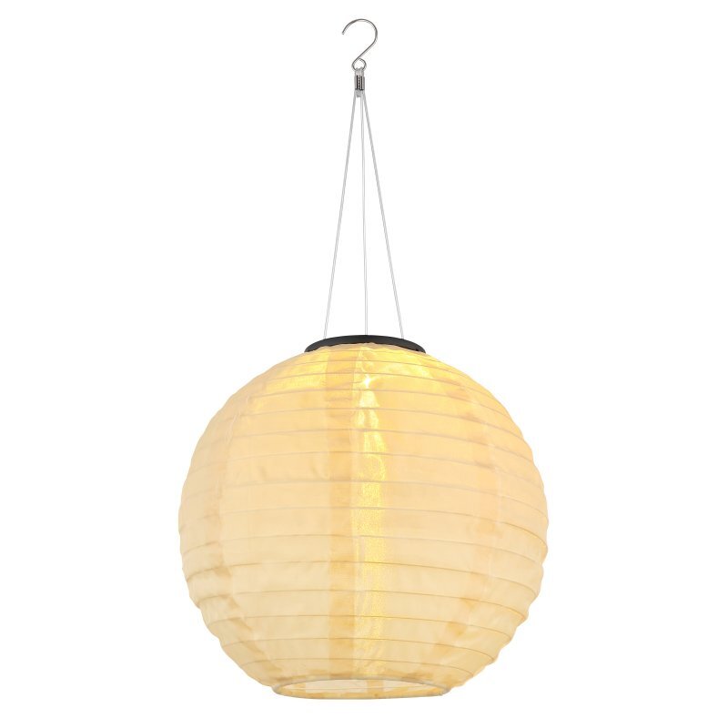 Wisząca lampa ogrodowa w kształcie kuli, wykonana z materiału przypominającego papier, emitująca ciepłe, żółte światło. Lampa jest zawieszona na metalowym haku z cienkimi linkami.