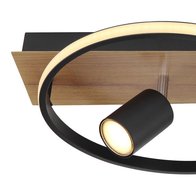 Lampa sufitowa LED z czarnym, okrągłym kloszem i drewnianym elementem. Emituje ciepłe światło, a jej konstrukcja jest nowoczesna i minimalistyczna.