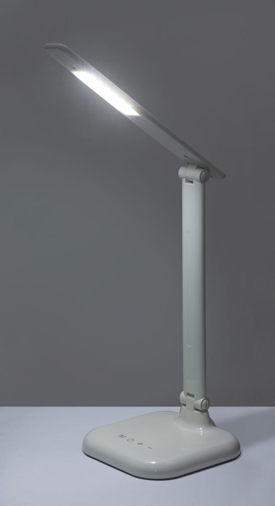 Biała lampa biurkowa LED z regulowanym ramieniem i dotykowym panelem sterowania na podstawie. Lampa emituje jasne światło i stoi na gładkiej powierzchni.