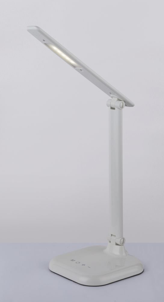 Biała lampa biurkowa LED z regulowanym ramieniem i prostokątną głowicą świetlną. Na podstawie widoczne są przyciski dotykowe.
