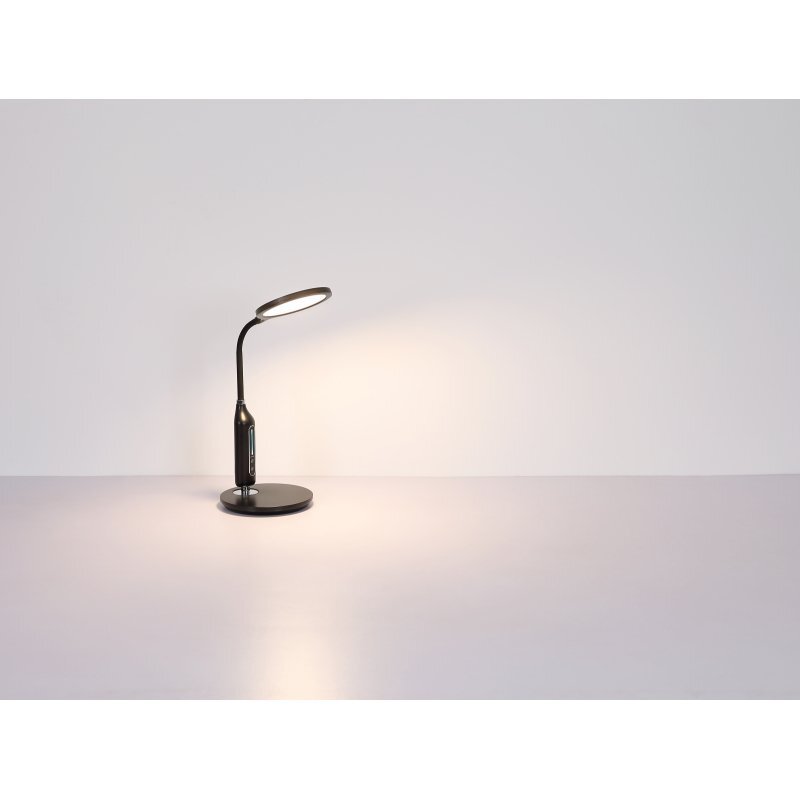 Czarna lampa biurkowa LED z okrągłą podstawą i elastycznym ramieniem, emitująca ciepłe światło. Na podstawie widoczny jest dotykowy panel sterowania.