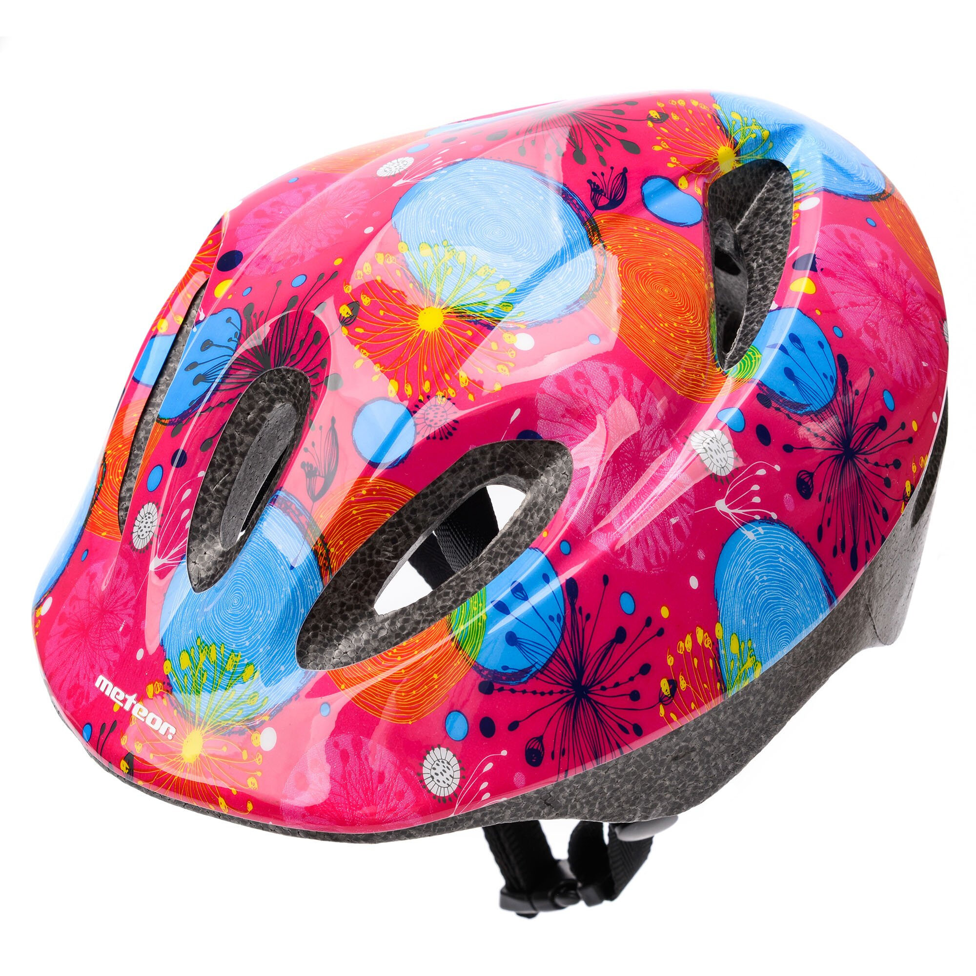 Kask rowerowy dziecięcy w kolorze różowym z kolorowymi wzorami kwiatowymi i otworami wentylacyjnymi. Na kasku widoczne jest logo \'meteor\'.