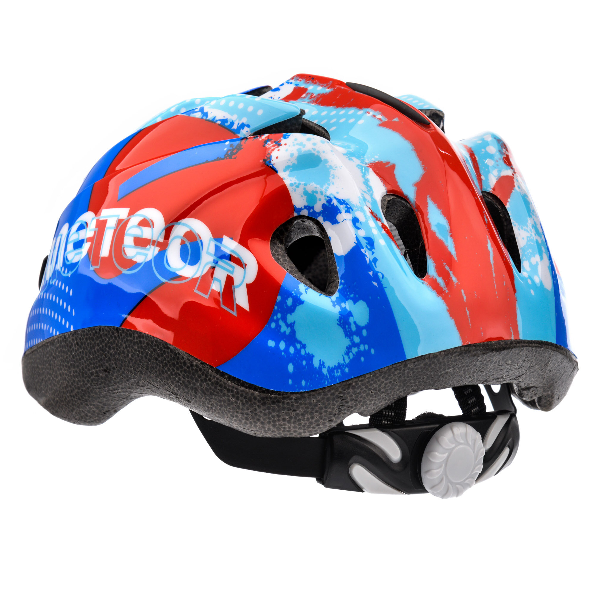 Kask rowerowy w kolorach niebieskim i czerwonym z białymi akcentami, posiada otwory wentylacyjne i regulację z tyłu. Na kasku widoczne jest logo \'meteor\'.