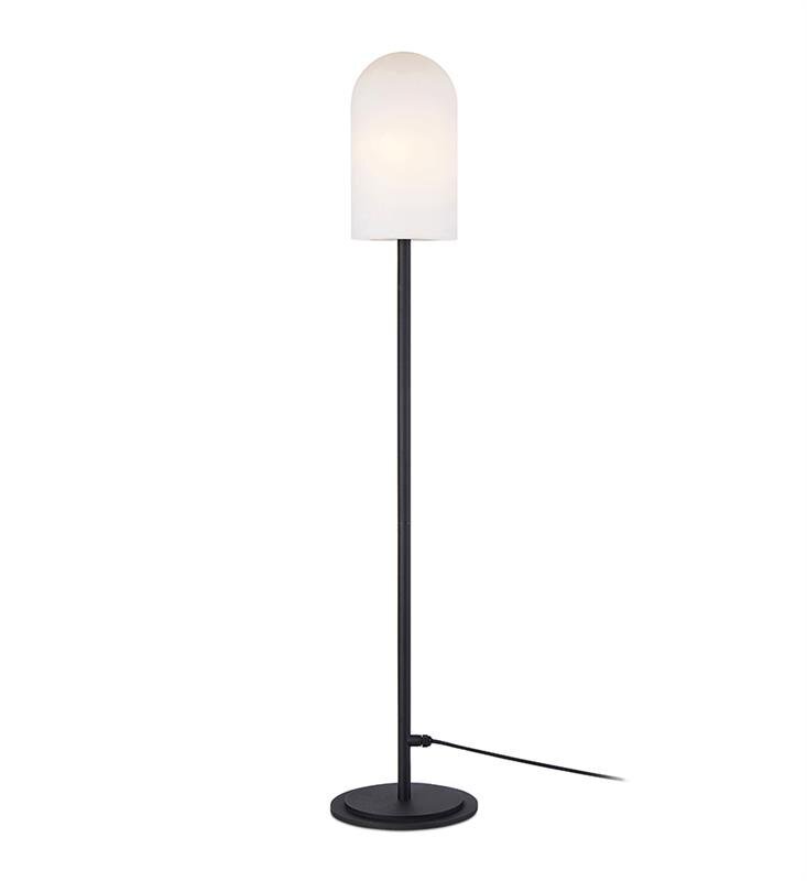 Lampa zewnętrzna podłogowa z białym kloszem w kształcie kopuły i czarną, smukłą podstawą. Kabel zasilający wychodzi z dolnej części lampy.