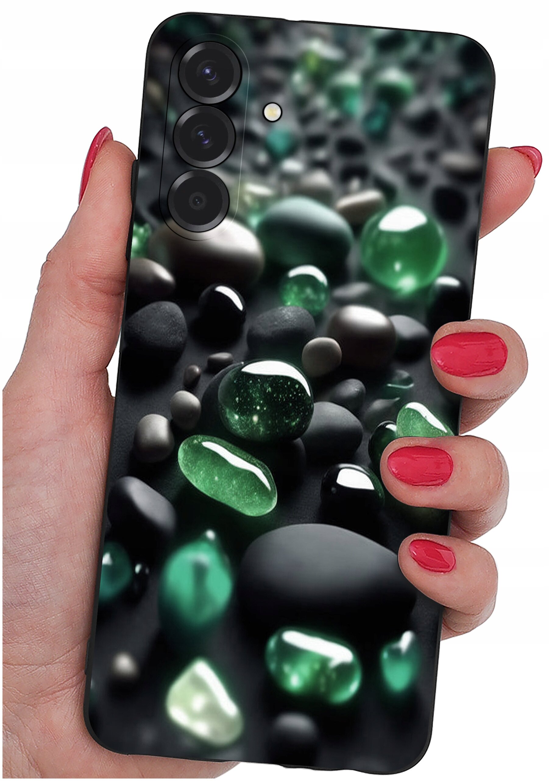 Osoba trzyma telefon z etui ozdobionym wzorem przedstawiającym zielone i czarne kamienie. Etui ma wycięcia na trzy obiektywy aparatu i lampę błyskową.