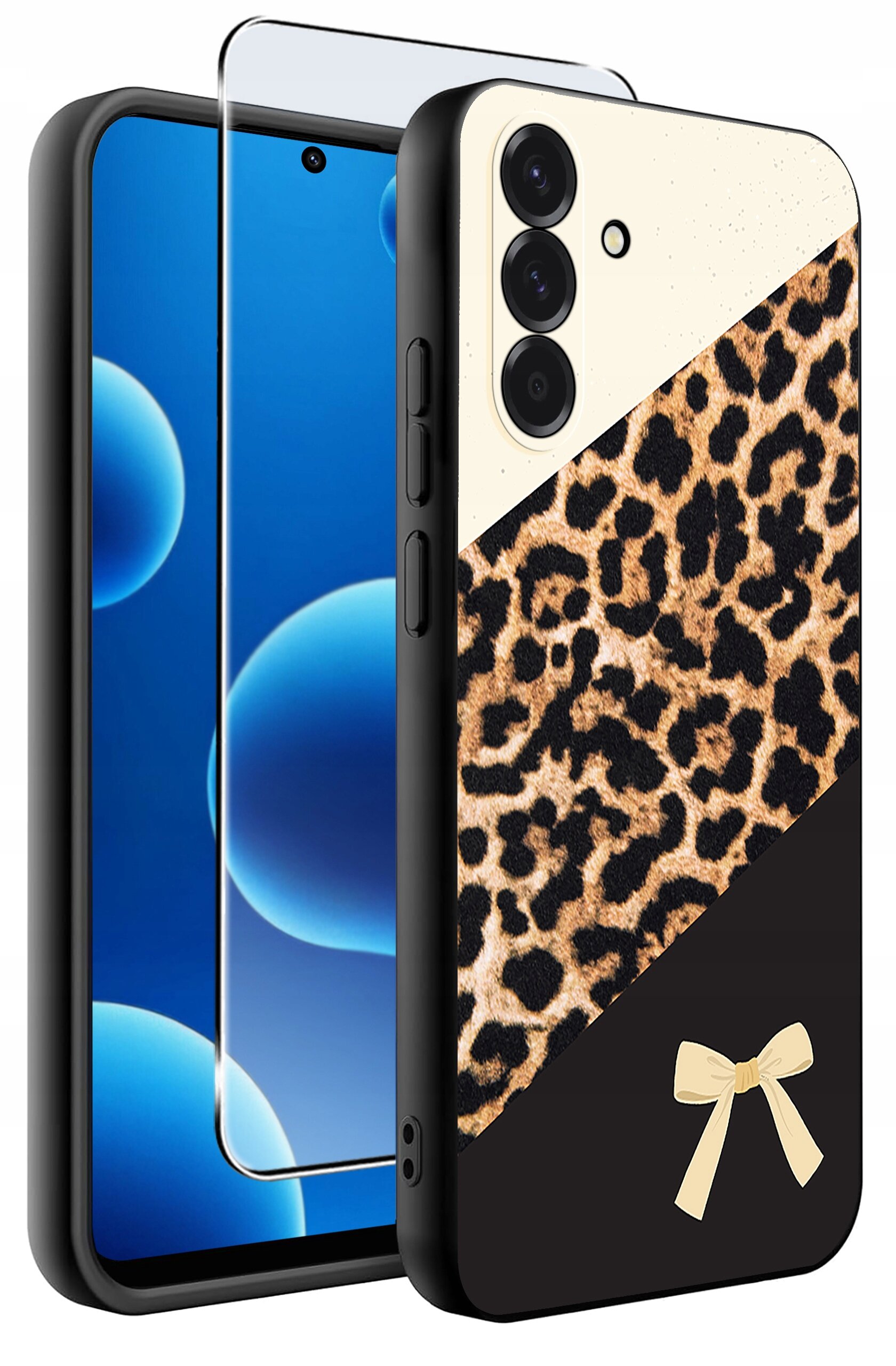 Etui na telefon z wzorem przypominającym skórę lamparta oraz małą, złotą kokardką w dolnej części. Obok etui znajduje się szkło ochronne na ekran.
