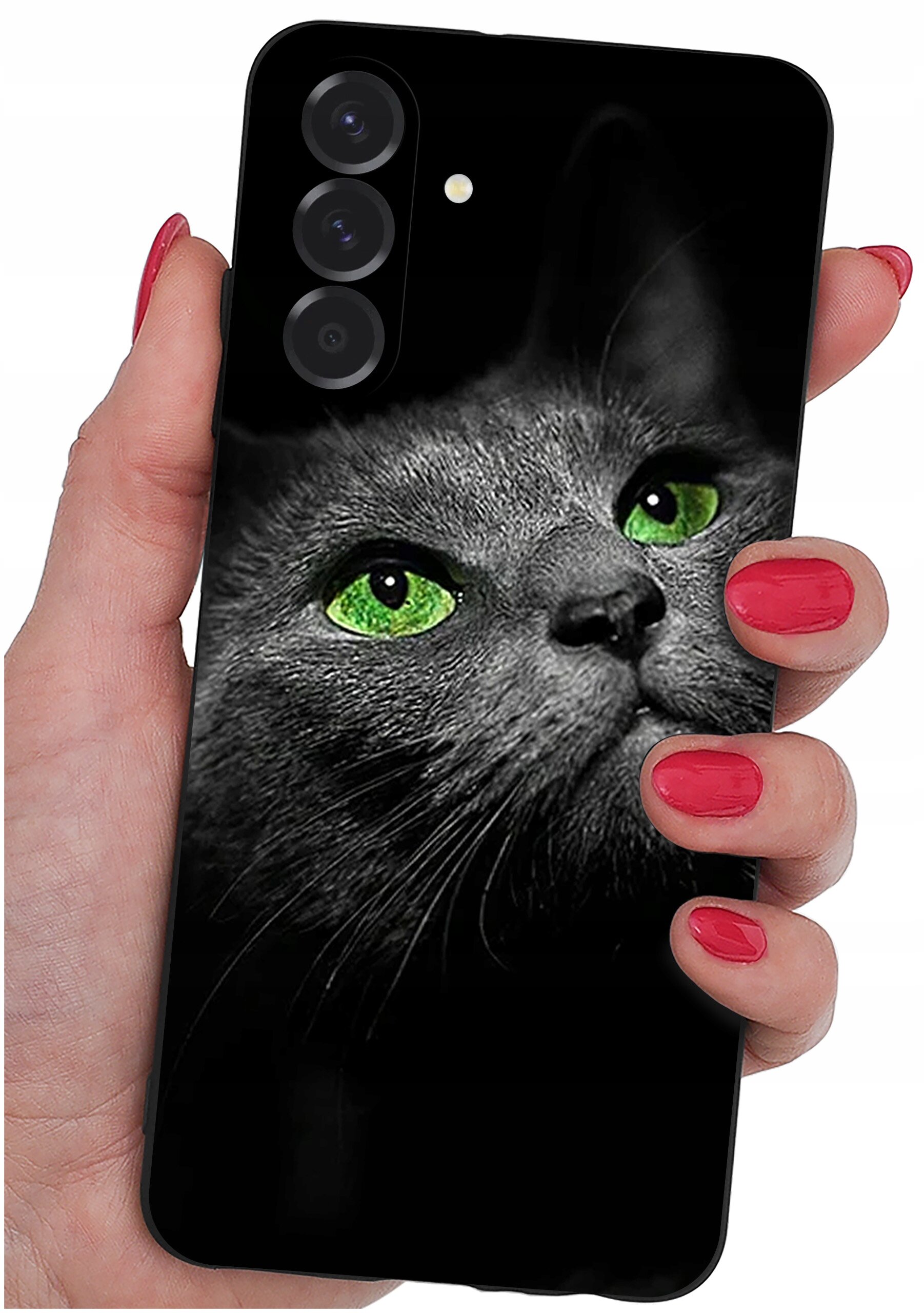 Etui na telefon z nadrukiem szarego kota o zielonych oczach, trzymane w dłoni z pomalowanymi na czerwono paznokciami.