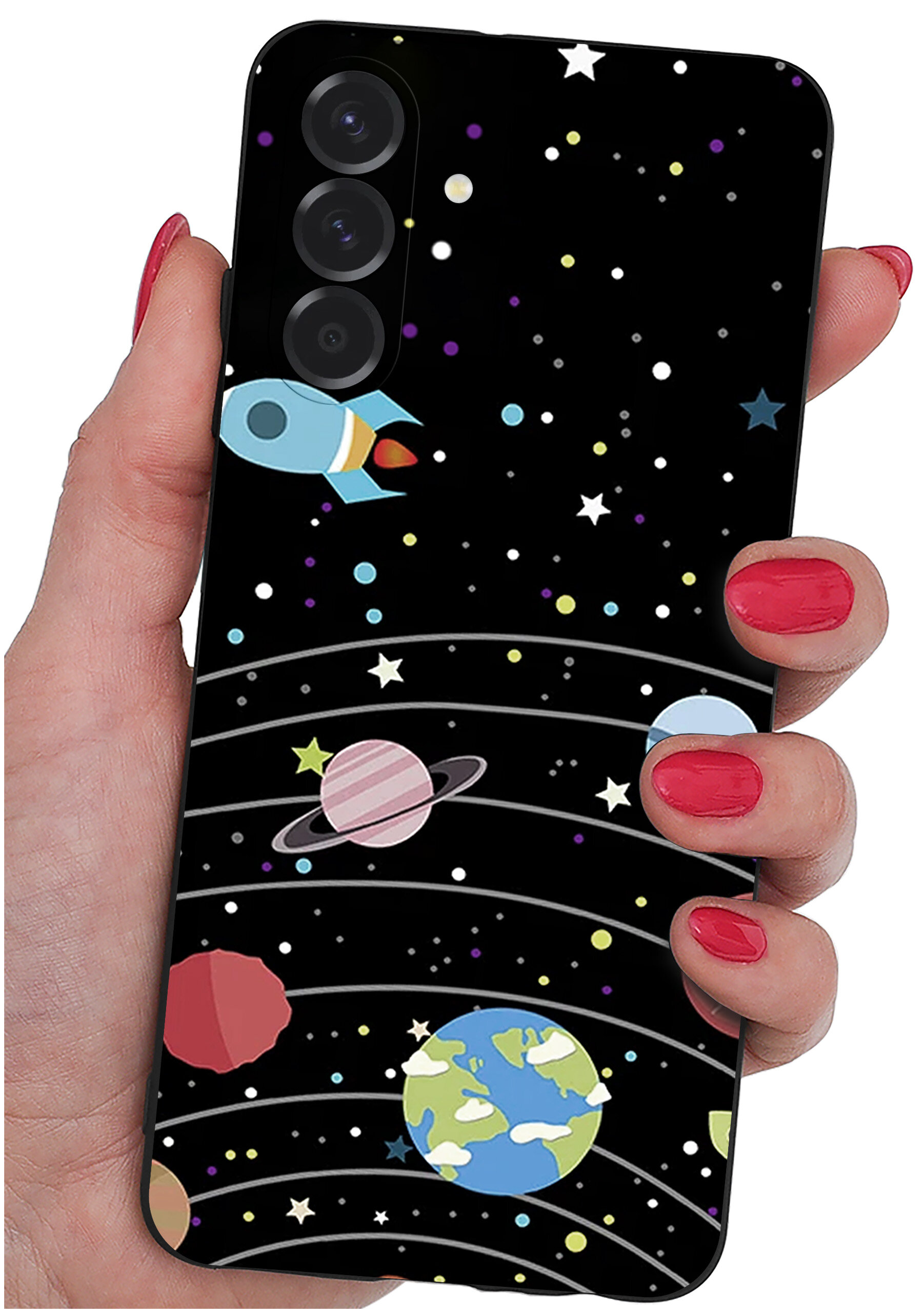 Osoba trzyma telefon z etui ozdobionym motywem kosmicznym, przedstawiającym planety, gwiazdy i rakietę na czarnym tle.
