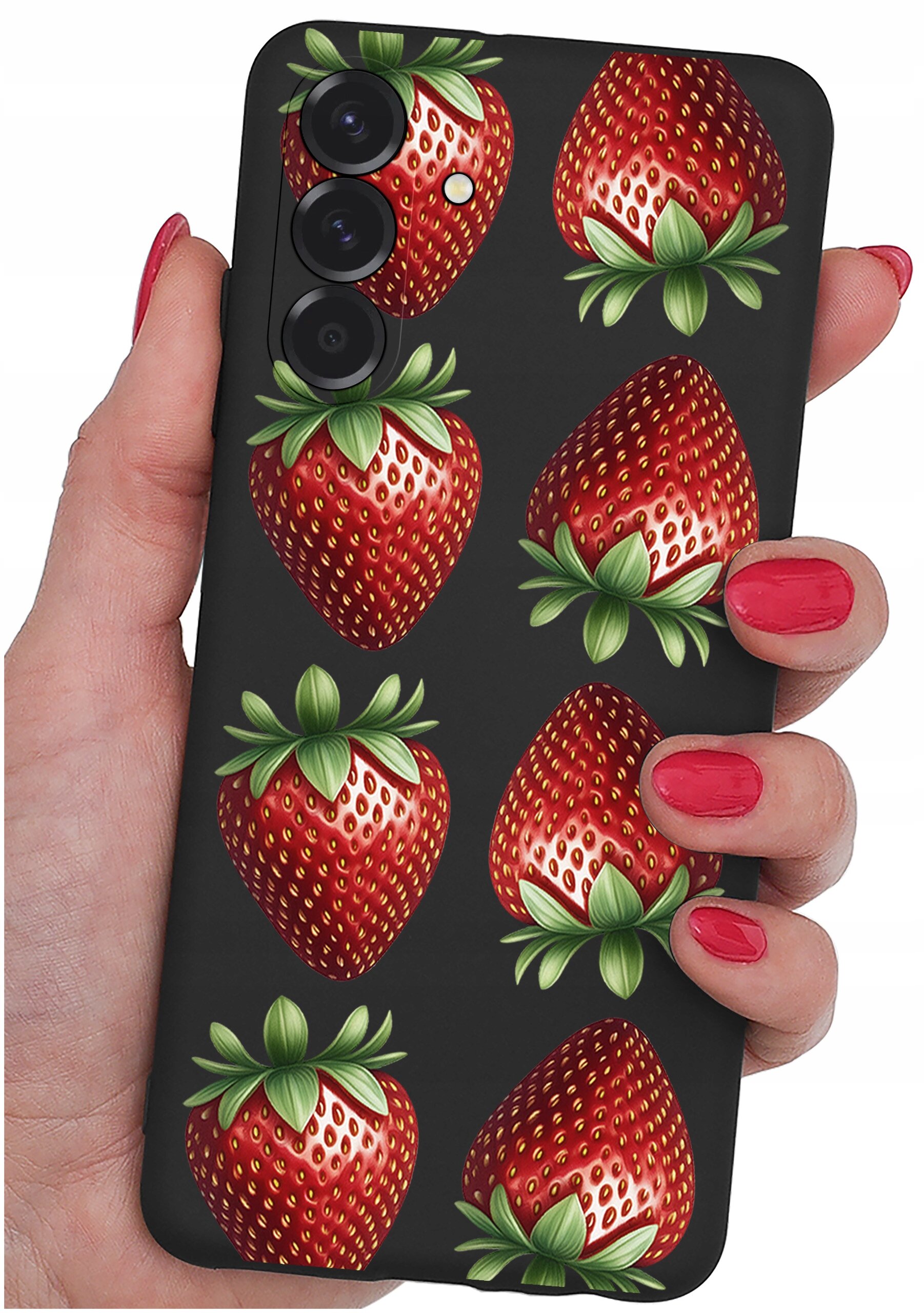 Etui na telefon z motywem truskawek, trzymane w dłoni z pomalowanymi na czerwono paznokciami. Etui ma czarne tło i wycięcia na trzy obiektywy aparatu.