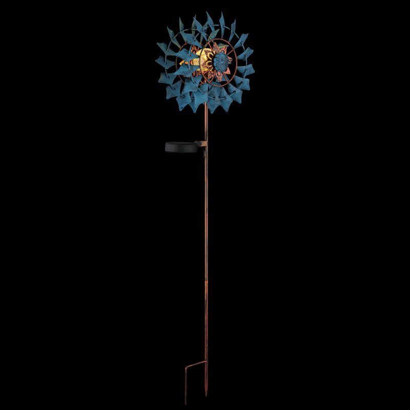 Lampa solarna dogruntowa LED z kołem wiatrowym, wykonana z metalu, z niebieskimi i miedzianymi elementami. Posiada długi, smukły trzonek zakończony szpikulcem do wbicia w ziemię.