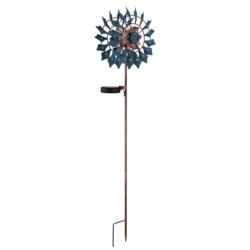 Lampa solarna dogruntowa z kołem wiatrowym, wykonana z metalu, z panelem solarnym umieszczonym na długim pręcie. Koło wiatrowe ma ozdobne, niebieskie łopatki.