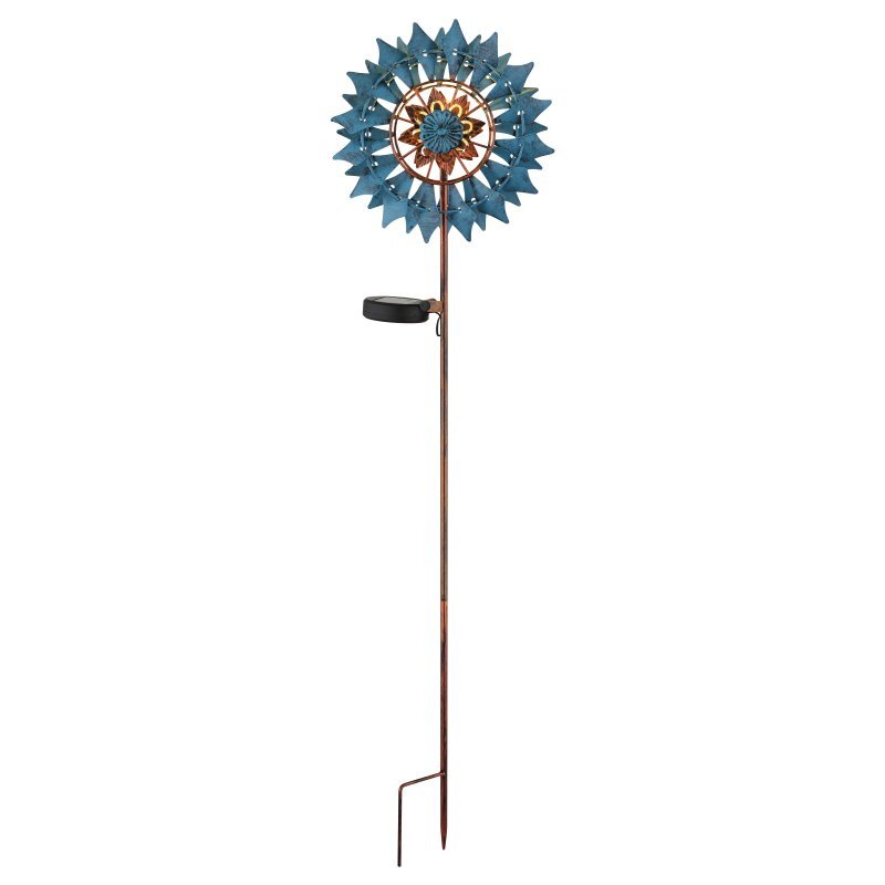 Lampa solarna dogruntowa LED z ozdobnym kołem wiatrowym w kolorze niebieskim i miedzianym, zamontowana na metalowym pręcie z panelem solarnym.