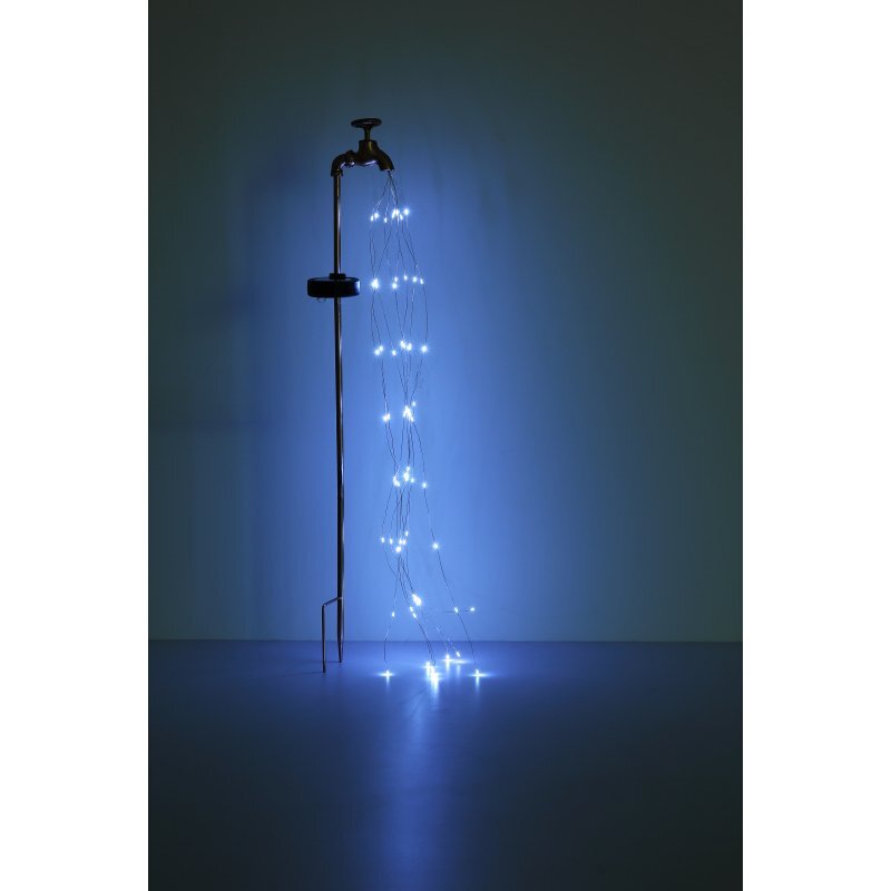 Lampa solarna w kształcie kranu z wiszącymi, świecącymi na niebiesko diodami LED, tworzącymi efekt wodospadu. Lampa jest umieszczona na metalowym pręcie, stojącym na podłodze.
