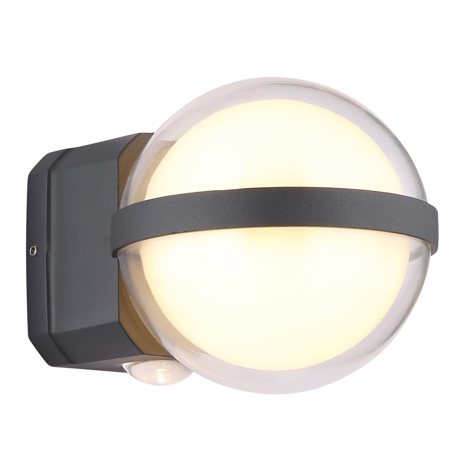 Na obrazie widoczna jest nowoczesna lampa ścienna z okrągłym, mlecznym kloszem i ciemnym uchwytem. Lampa emituje ciepłe, rozproszone światło.