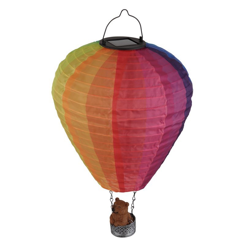Kolorowa lampa solarna w kształcie balonu z koszykiem, w którym znajduje się figurka misia. Na górze balonu widoczny jest panel solarny.