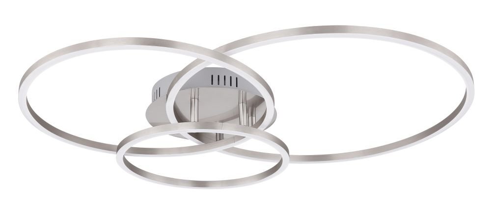 Lampa sufitowa LED z trzema okrągłymi, metalowymi obręczami w kolorze satynowym. Obręcze są połączone centralnym elementem montażowym.