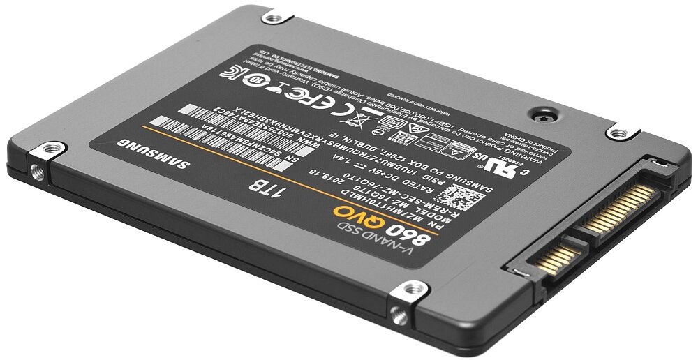 Na obrazie widoczny jest dysk SSD z oznaczeniem \'860 QVO 1TB\' oraz logo \'SAMSUNG\'. Dysk posiada złącze SATA i jest w kolorze szarym z czarnymi elementami.