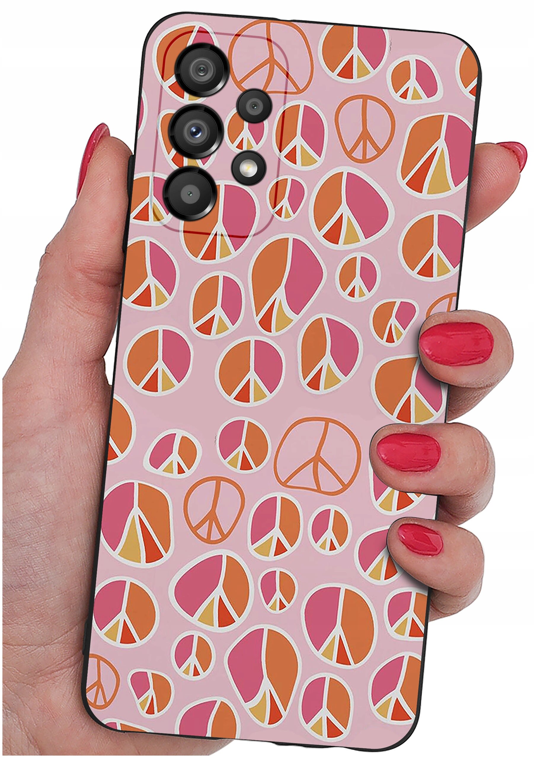 Etui na telefon z wzorem w kolorowe symbole pokoju, trzymane w dłoni z pomalowanymi na czerwono paznokciami.