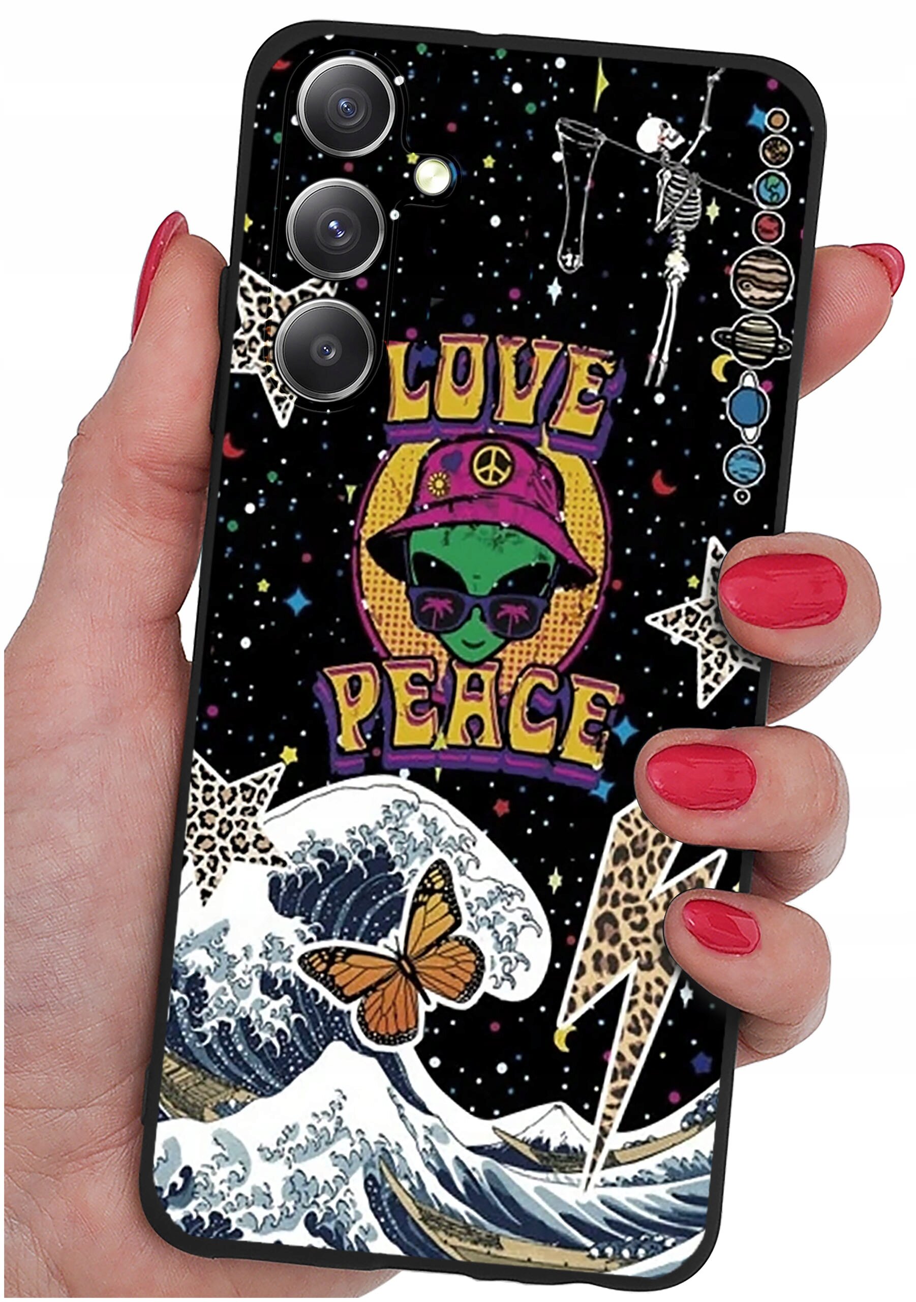Etui na telefon z kolorowym wzorem przedstawiającym zieloną postać w kapeluszu, napis \'LOVE PEACE\', fale, motyla i gwiazdy na tle kosmosu. Widoczne są trzy obiektywy aparatu telefonu oraz ręka trzymająca urządzenie.