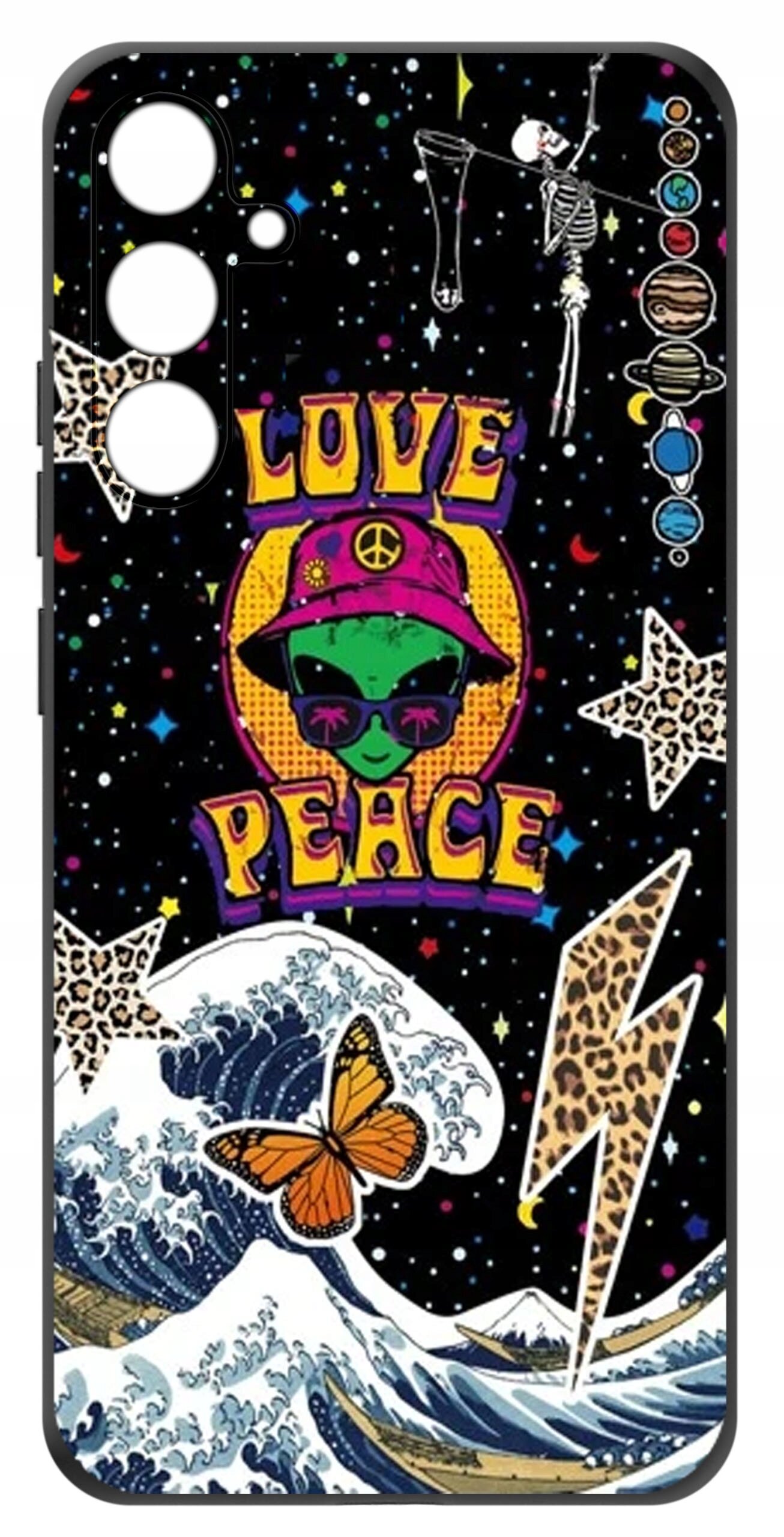 Etui na telefon z kolorowym wzorem przedstawiającym zieloną postać w kapeluszu z napisem \'LOVE PEACE\', otoczoną gwiazdami, falą, motylem i błyskawicą. W tle widoczne są planety i szkielety na czarnym tle z kolorowymi kropkami.