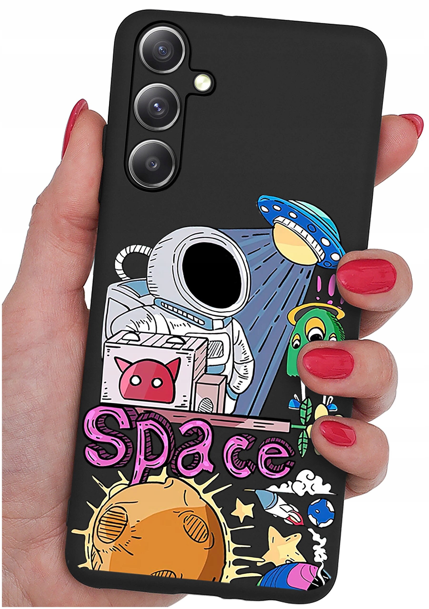 Czarne etui na telefon z kolorowym nadrukiem przedstawiającym astronautę, UFO, planetę i napis \'Space\'. Etui trzymane jest w dłoni z pomalowanymi na czerwono paznokciami.