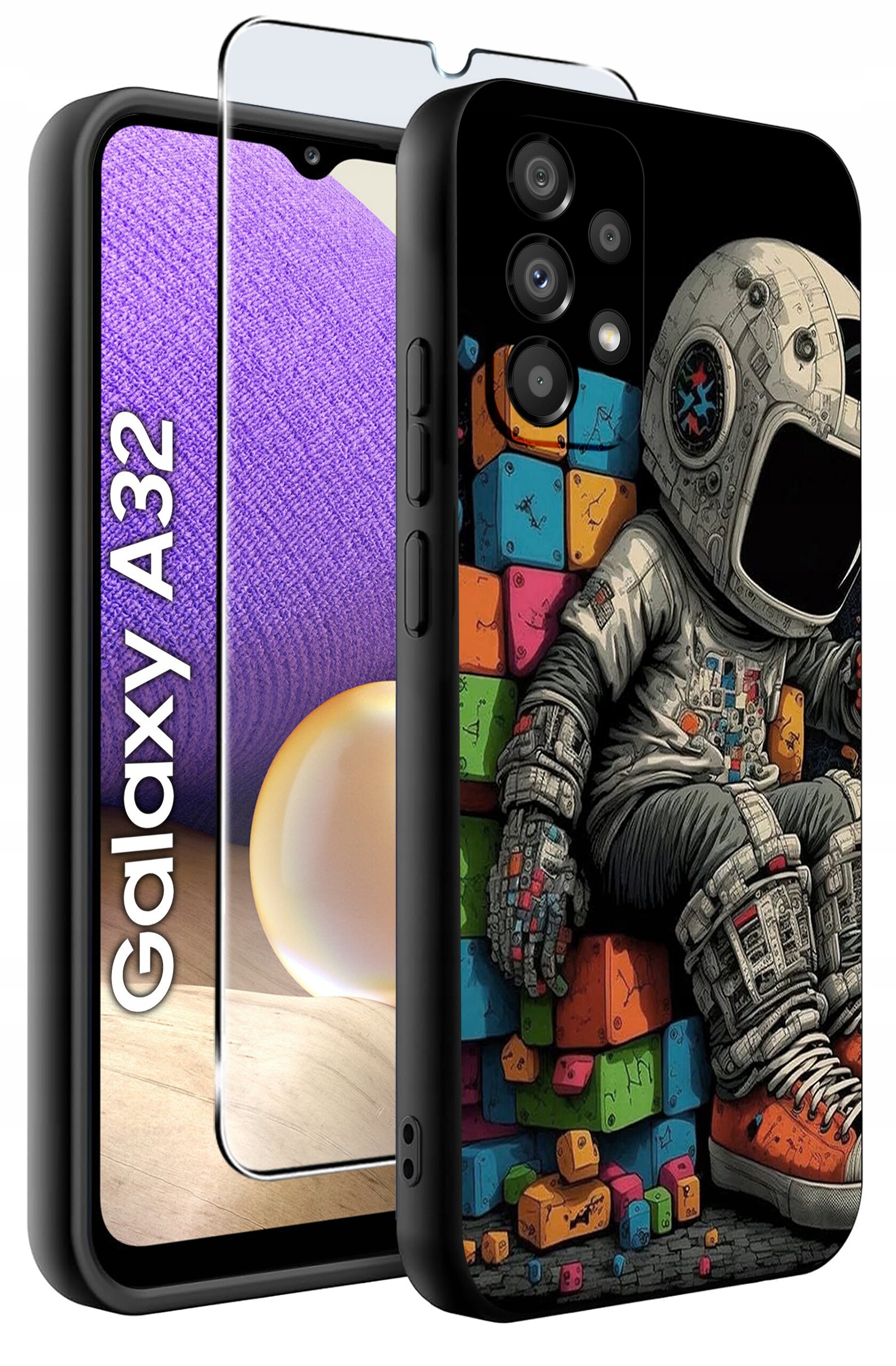 Etui na telefon z kolorowym wzorem przedstawiającym astronautę siedzącego na klockach. Obok widoczny jest napis \'Galaxy A32\' oraz szkło ochronne na ekran.
