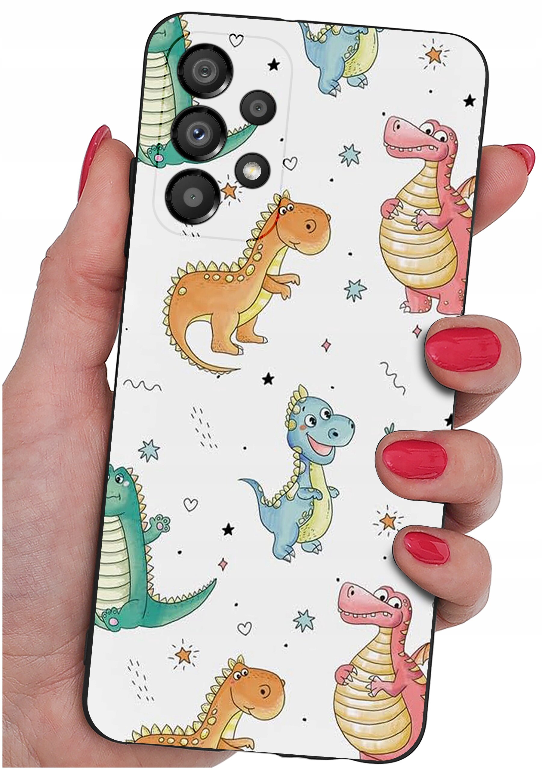 Etui na telefon z kolorowym wzorem dinozaurów trzymane w dłoni z pomalowanymi na czerwono paznokciami. Etui ma trzy otwory na aparaty fotograficzne.