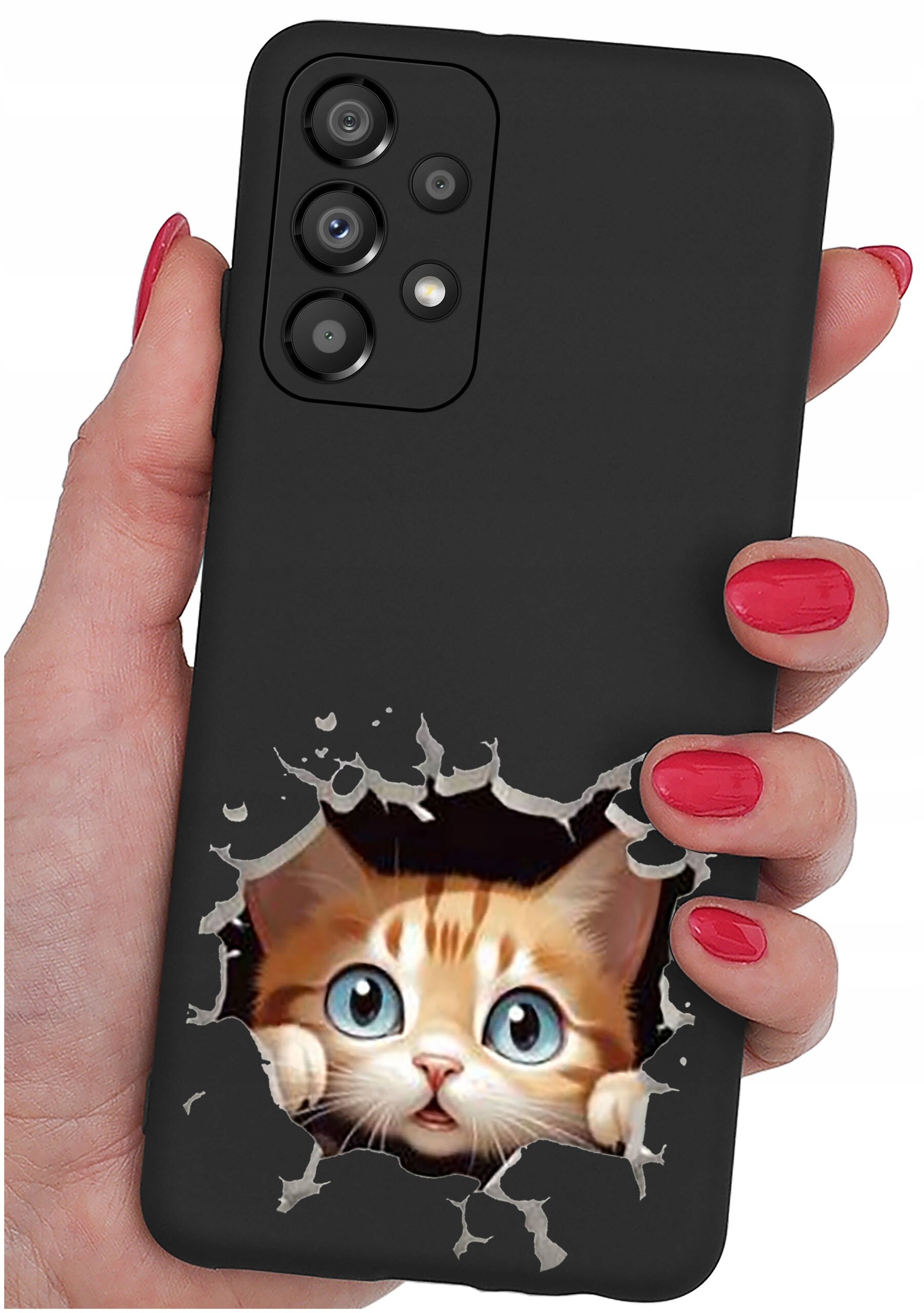 Czarna obudowa telefonu z nadrukiem kota wyglądającego przez dziurę. Obudowa jest trzymana w dłoni z pomalowanymi na czerwono paznokciami.