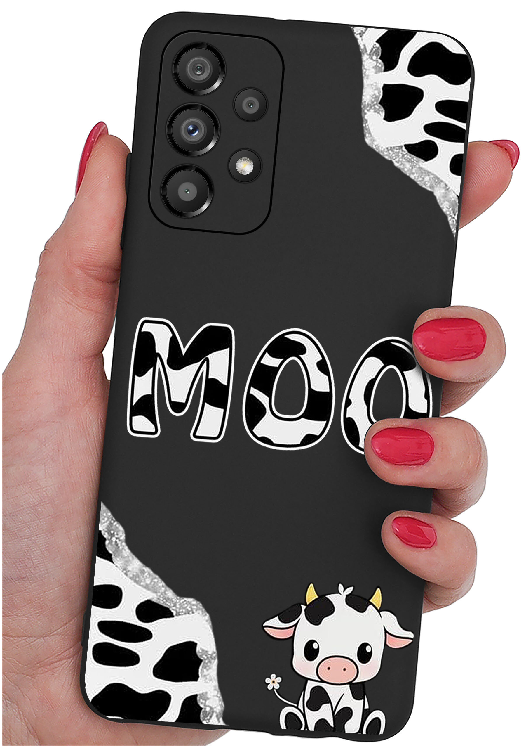Czarne etui na telefon z napisem \'MOO\' w biało-czarne łaty oraz rysunkiem krowy w dolnym rogu. Etui trzymane jest w dłoni z pomalowanymi na czerwono paznokciami.