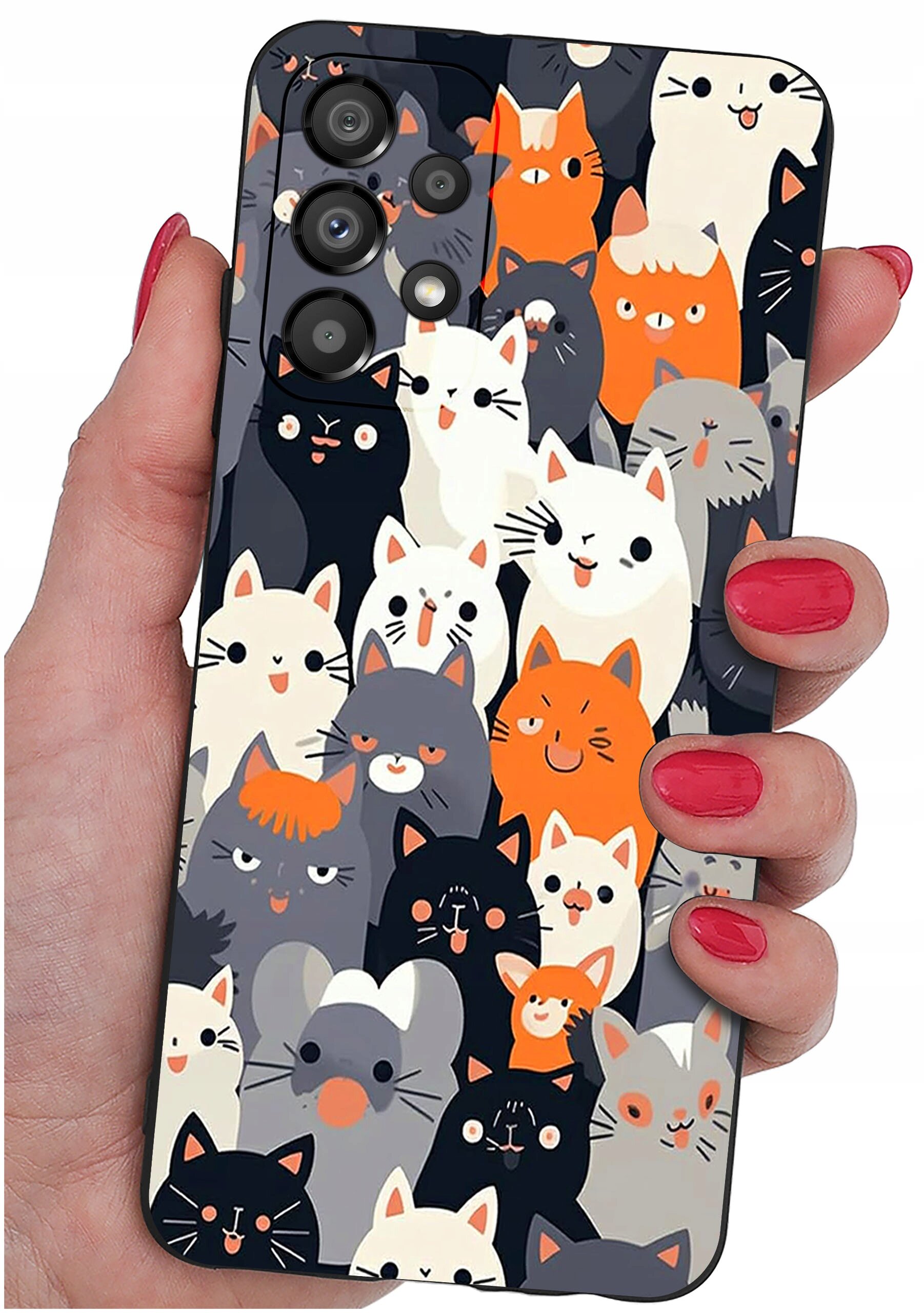Etui na telefon z kolorowym wzorem przedstawiającym różne koty, trzymane w dłoni z pomalowanymi na czerwono paznokciami. Etui ma wycięcia na aparat i przyciski.