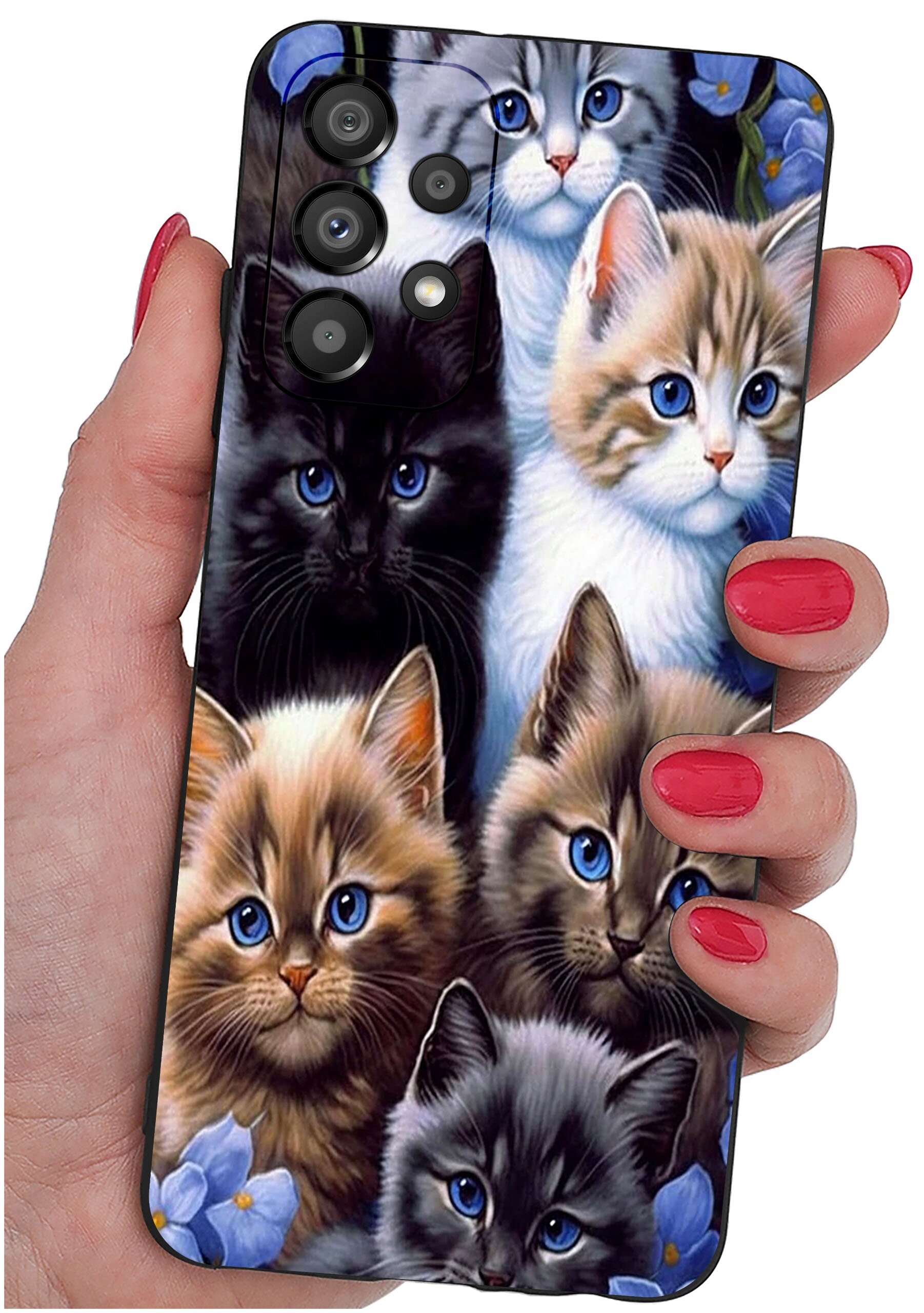 Etui na telefon z nadrukiem przedstawiającym kilka kolorowych kotów z niebieskimi oczami. Etui jest trzymane w dłoni z pomalowanymi na czerwono paznokciami.