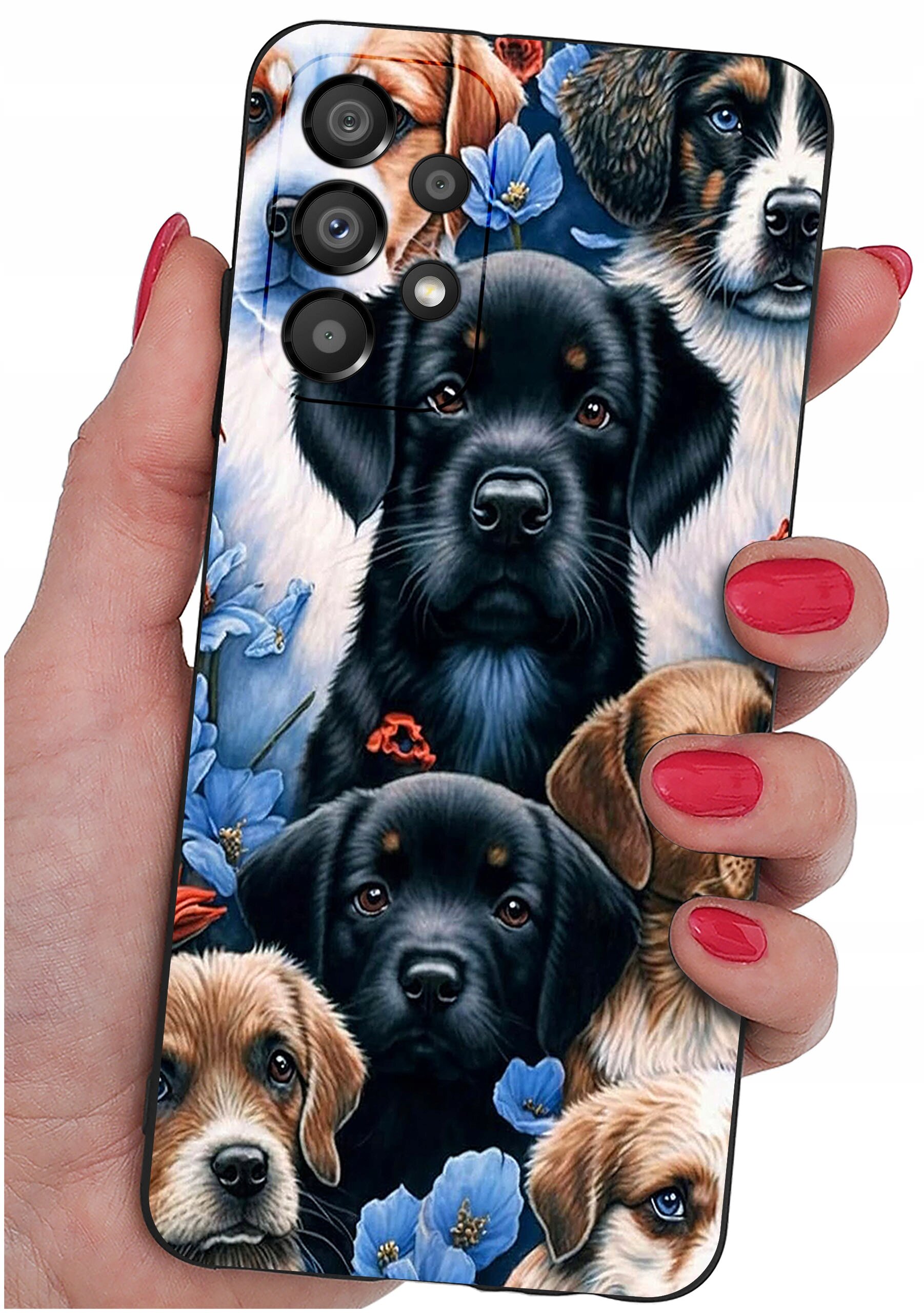 Etui na telefon z wzorem przedstawiającym realistyczne wizerunki psów i niebieskie kwiaty, trzymane w dłoni z pomalowanymi na czerwono paznokciami.