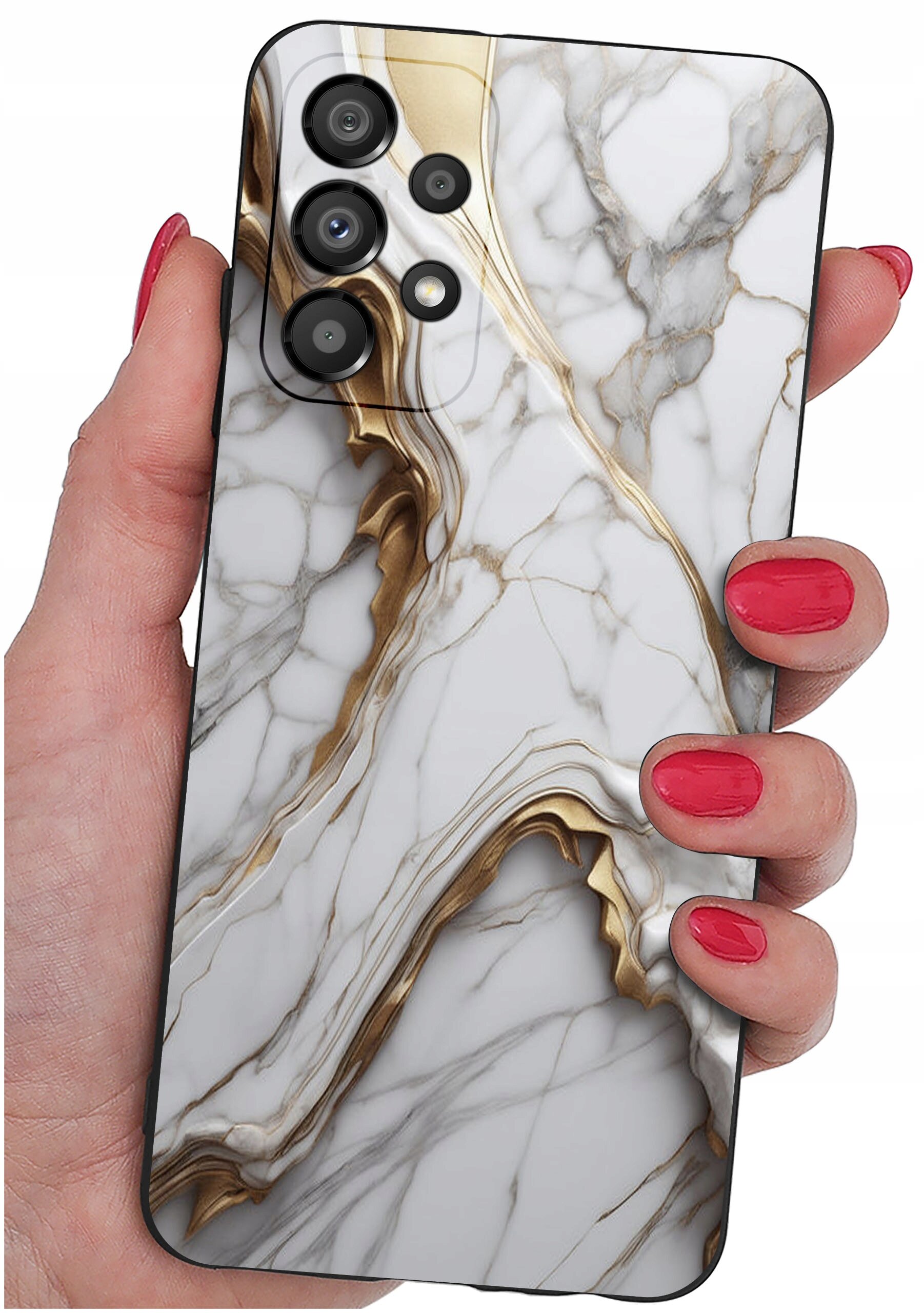 Etui na telefon z marmurowym wzorem w odcieniach bieli i złota, trzymane w dłoni z pomalowanymi na czerwono paznokciami. Widoczne są cztery otwory na aparaty fotograficzne.