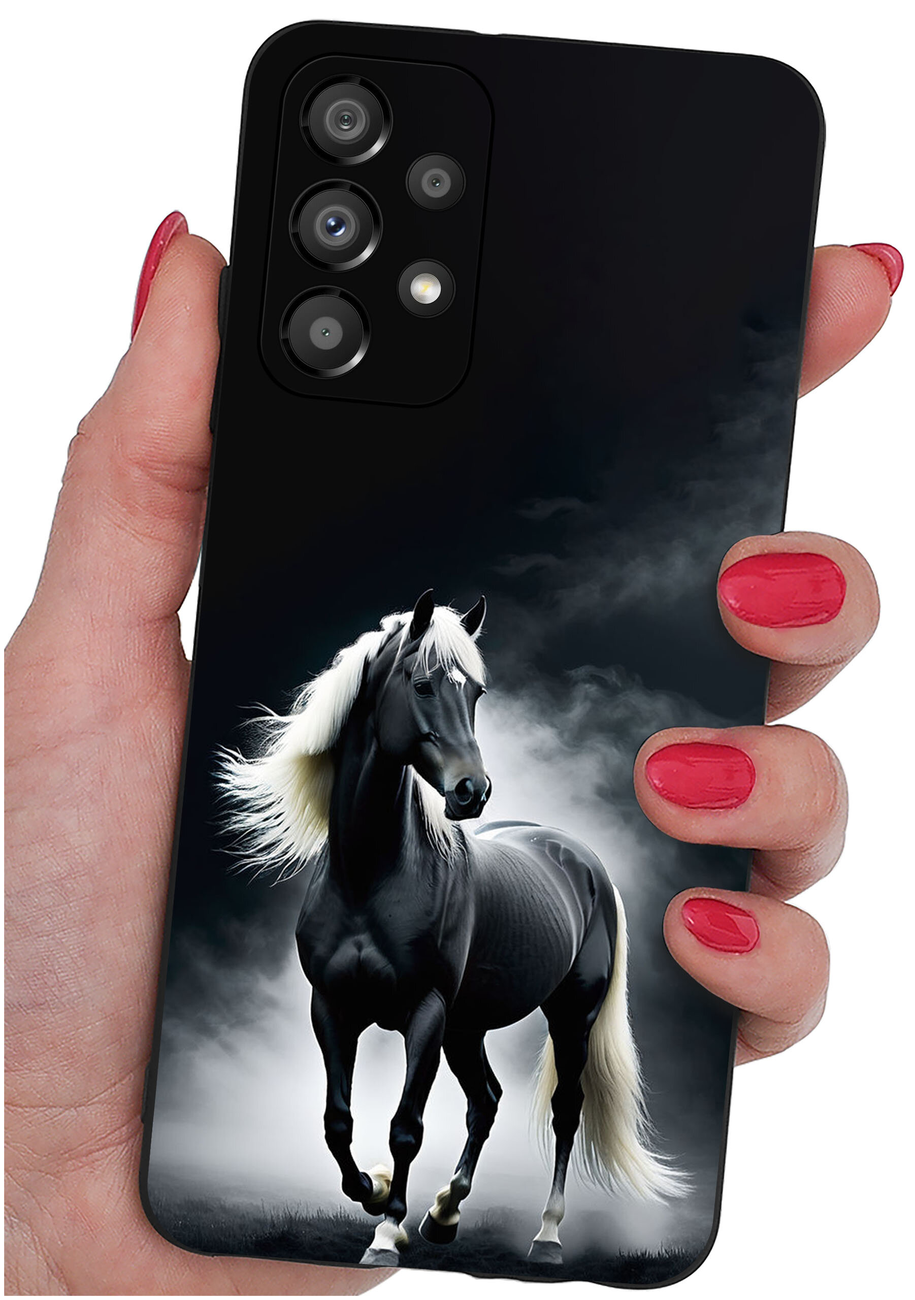 Etui na telefon z nadrukiem czarnego konia z białą grzywą na tle chmur. Etui trzymane jest w dłoni z pomalowanymi na czerwono paznokciami.