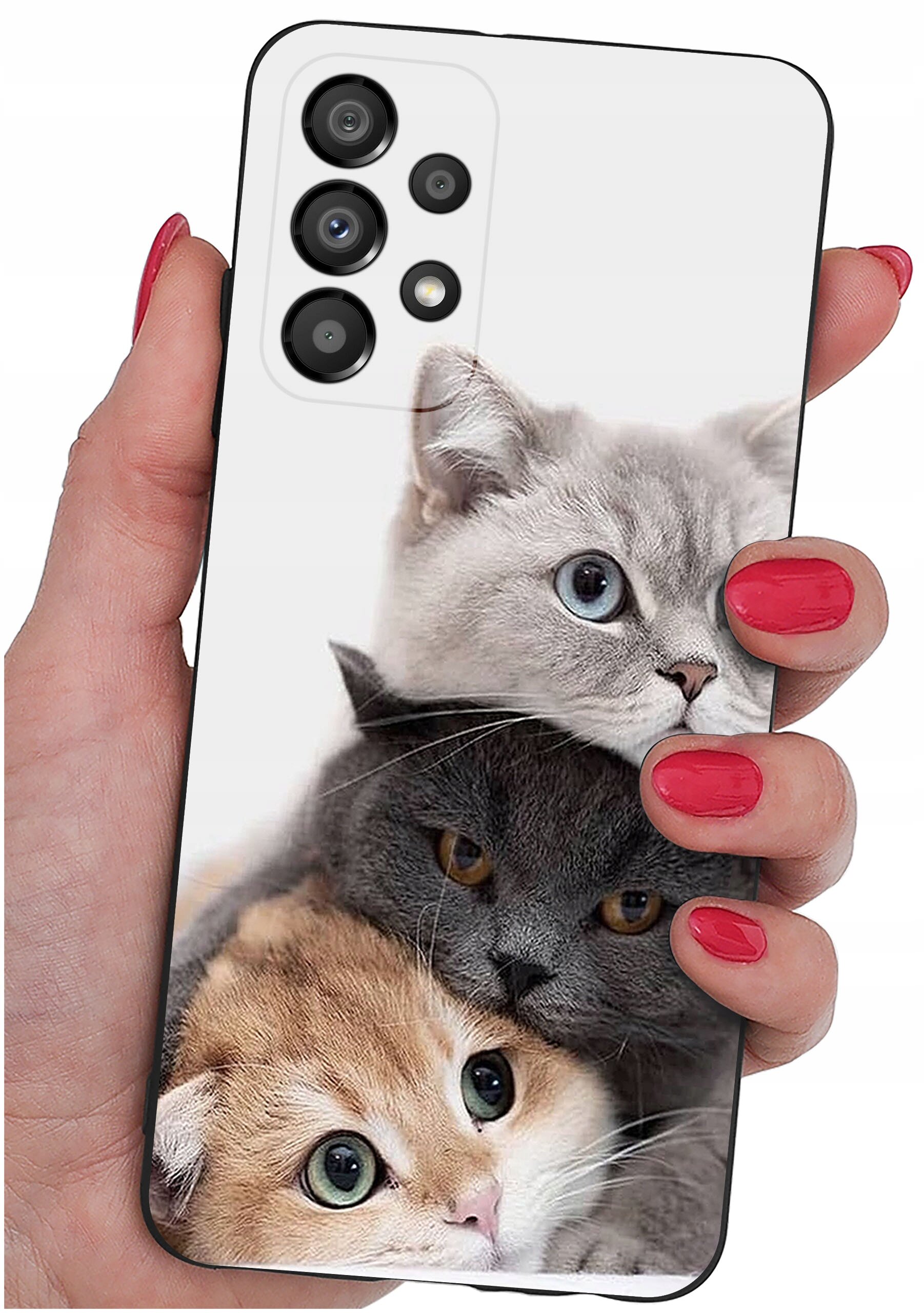 Etui na telefon z nadrukiem trzech kotów, trzymane w dłoni z pomalowanymi na czerwono paznokciami. Etui posiada wycięcia na cztery obiektywy aparatu.