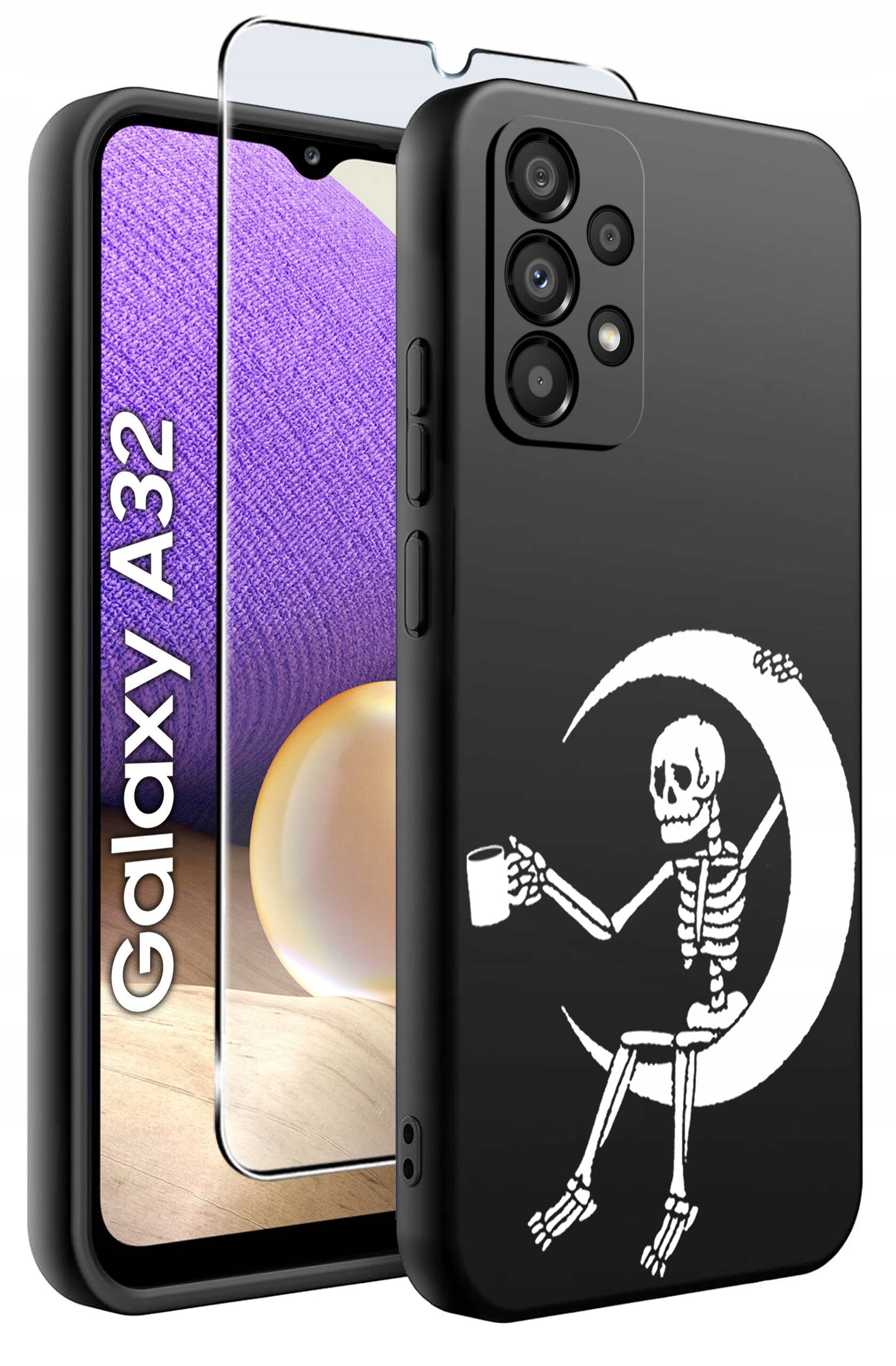 Obraz przedstawia czarne etui na telefon z nadrukiem szkieletu siedzącego na księżycu i trzymającego kubek. Obok etui widoczny jest telefon z napisem \'Galaxy A32\' oraz szkło ochronne.