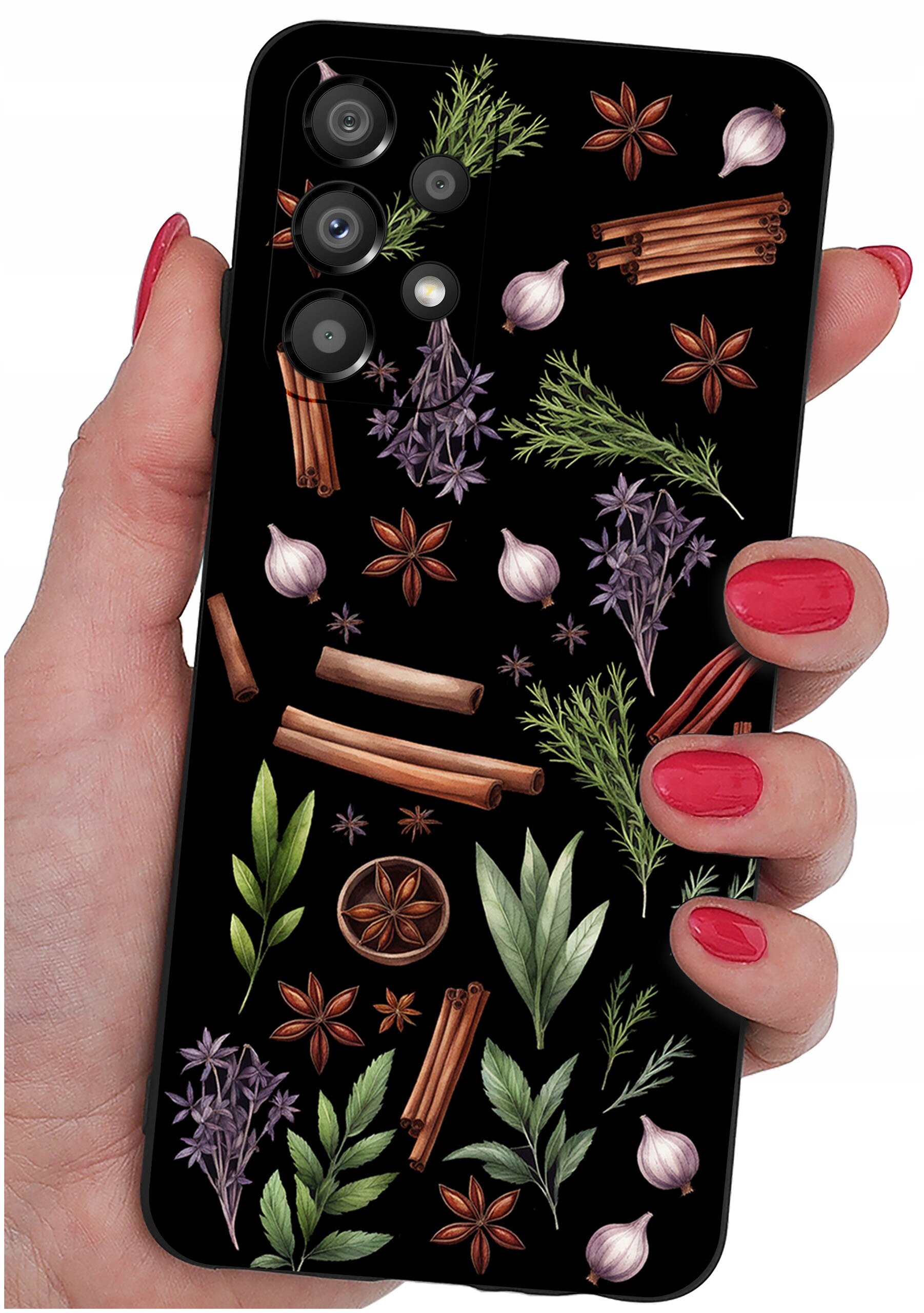 Etui na telefon z wzorem przedstawiającym różne przyprawy i zioła, takie jak cynamon, anyż, czosnek i liście. Etui jest trzymane w dłoni z pomalowanymi na czerwono paznokciami.