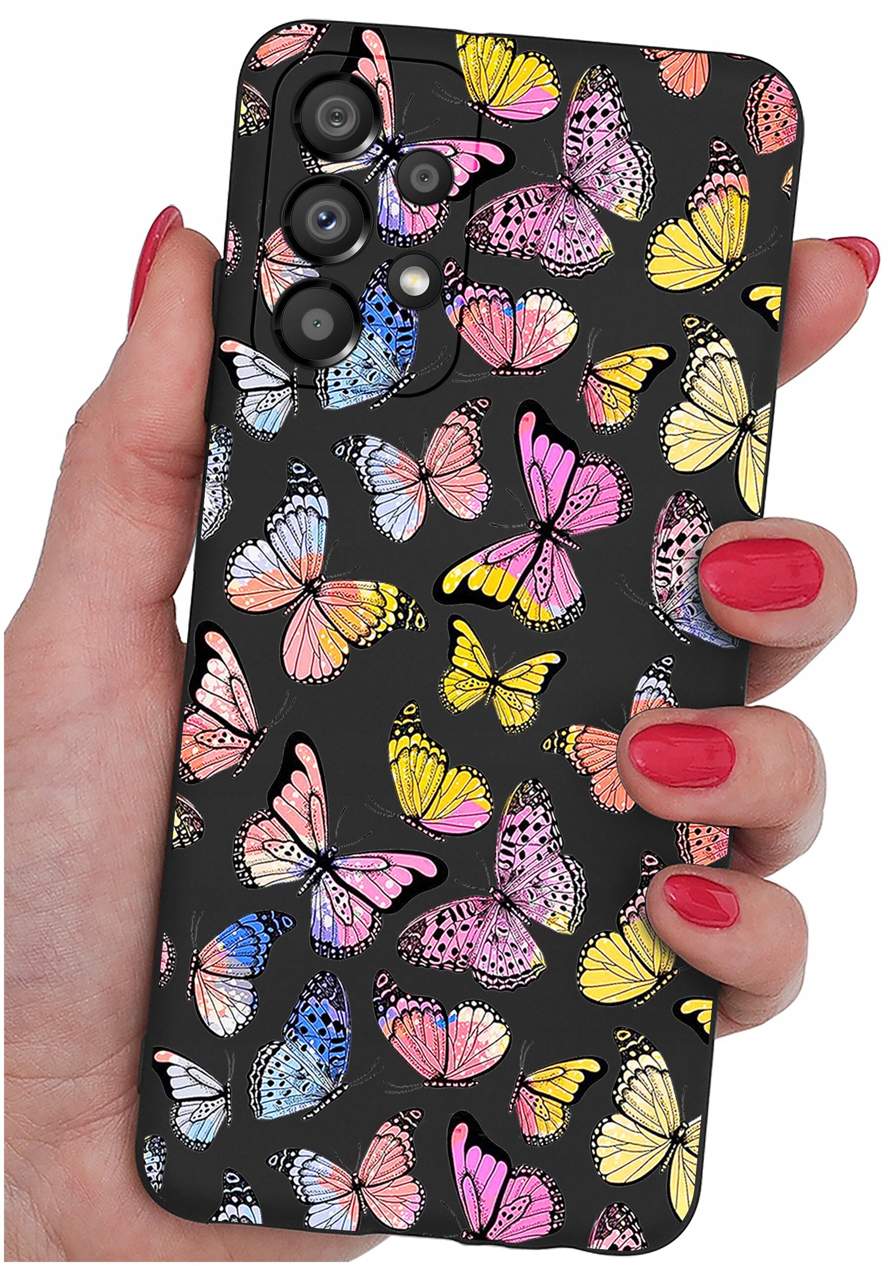 Etui na telefon z kolorowym wzorem motyli na czarnym tle, trzymane w dłoni z pomalowanymi na czerwono paznokciami.