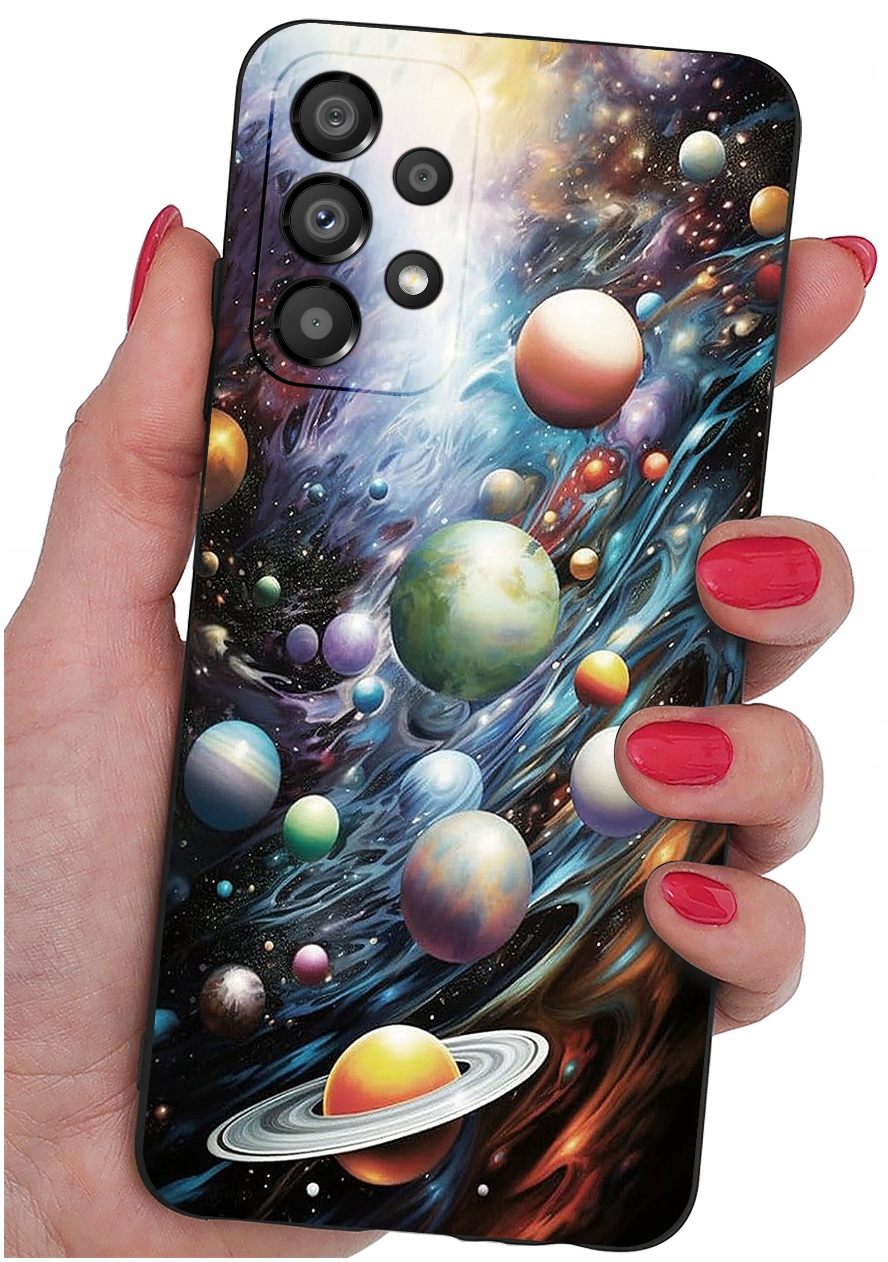 Etui na telefon z kolorowym wzorem przedstawiającym planety i kosmos, trzymane w dłoni z pomalowanymi na czerwono paznokciami.