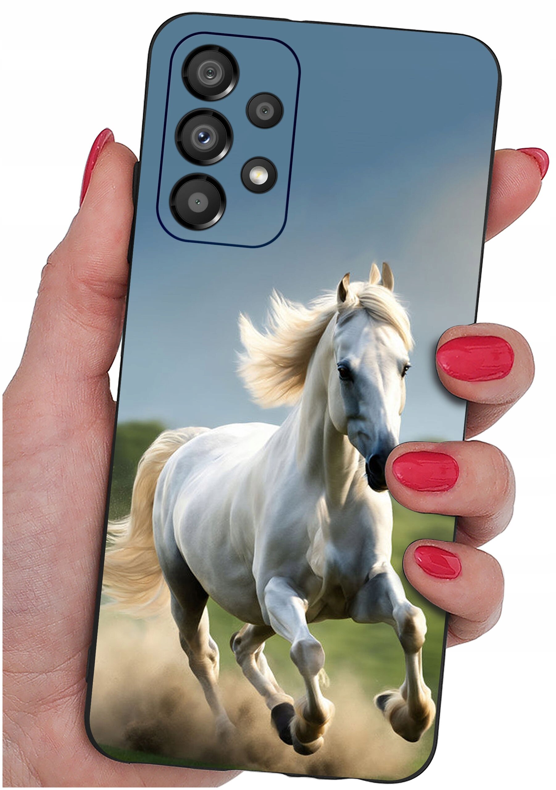 Etui na telefon z nadrukiem białego konia w galopie, trzymane w dłoni z pomalowanymi na czerwono paznokciami.
