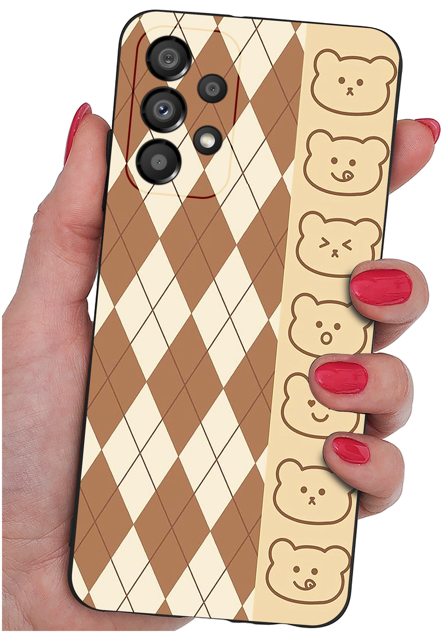 Etui na telefon z wzorem w romby w kolorach brązowym i kremowym oraz rzędem rysunków misiów po boku. Etui trzymane jest w dłoni z pomalowanymi na czerwono paznokciami.