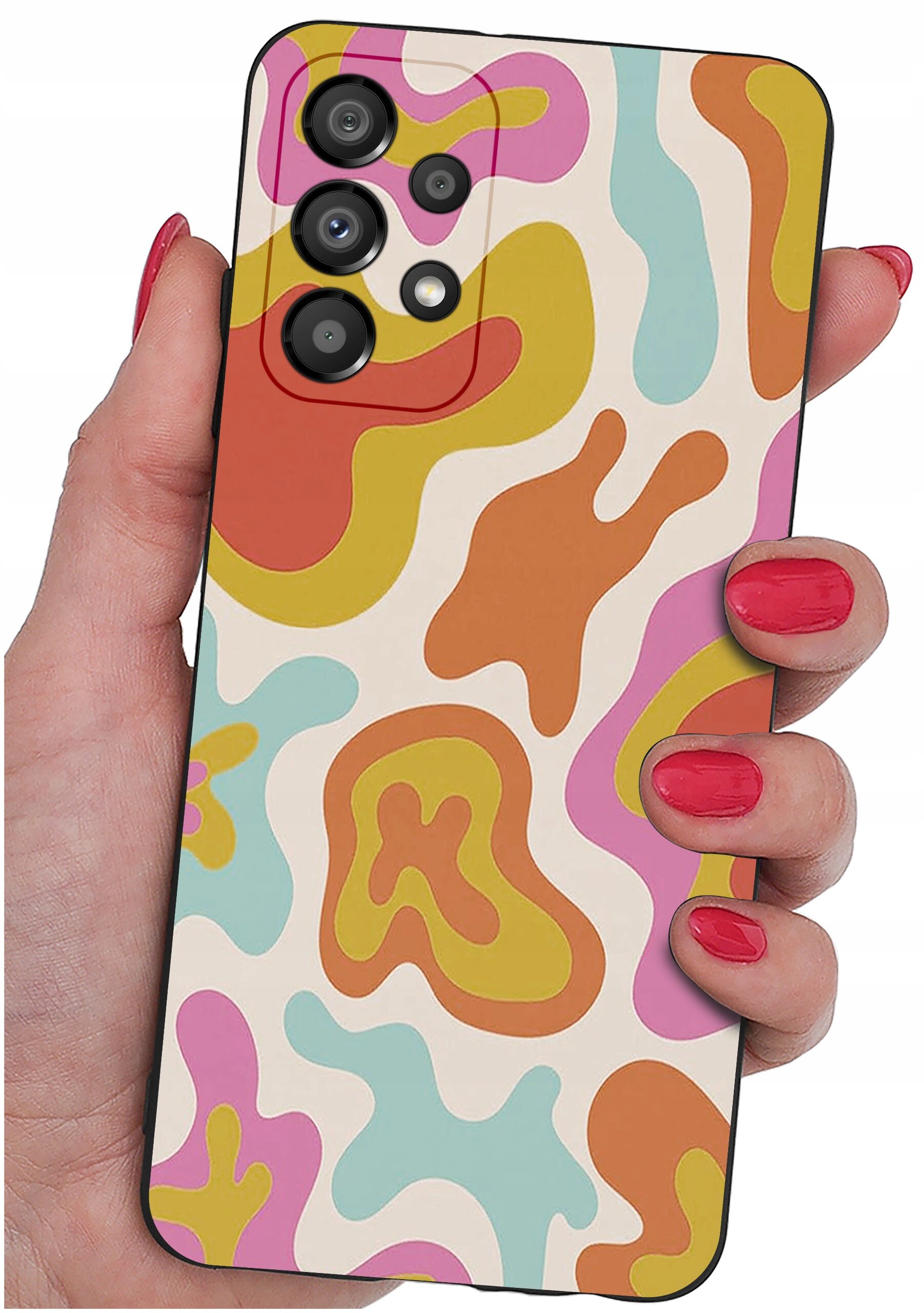 Etui na telefon z kolorowym, abstrakcyjnym wzorem w odcieniach pomarańczowego, różowego, żółtego i niebieskiego, trzymane w dłoni z pomalowanymi na czerwono paznokciami.