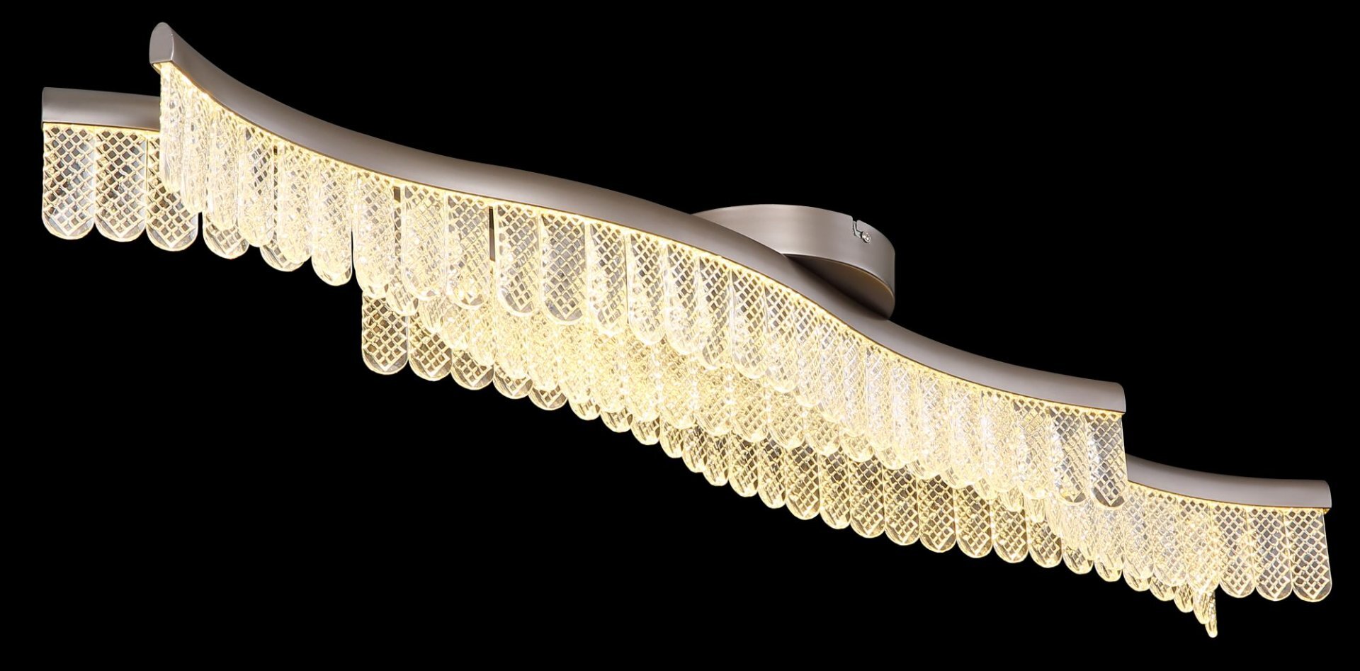 Lampa sufitowa LED o falistym kształcie z ozdobnymi, ażurowymi elementami, emitująca ciepłe, żółte światło. Konstrukcja jest nowoczesna i elegancka, idealna do salonu.