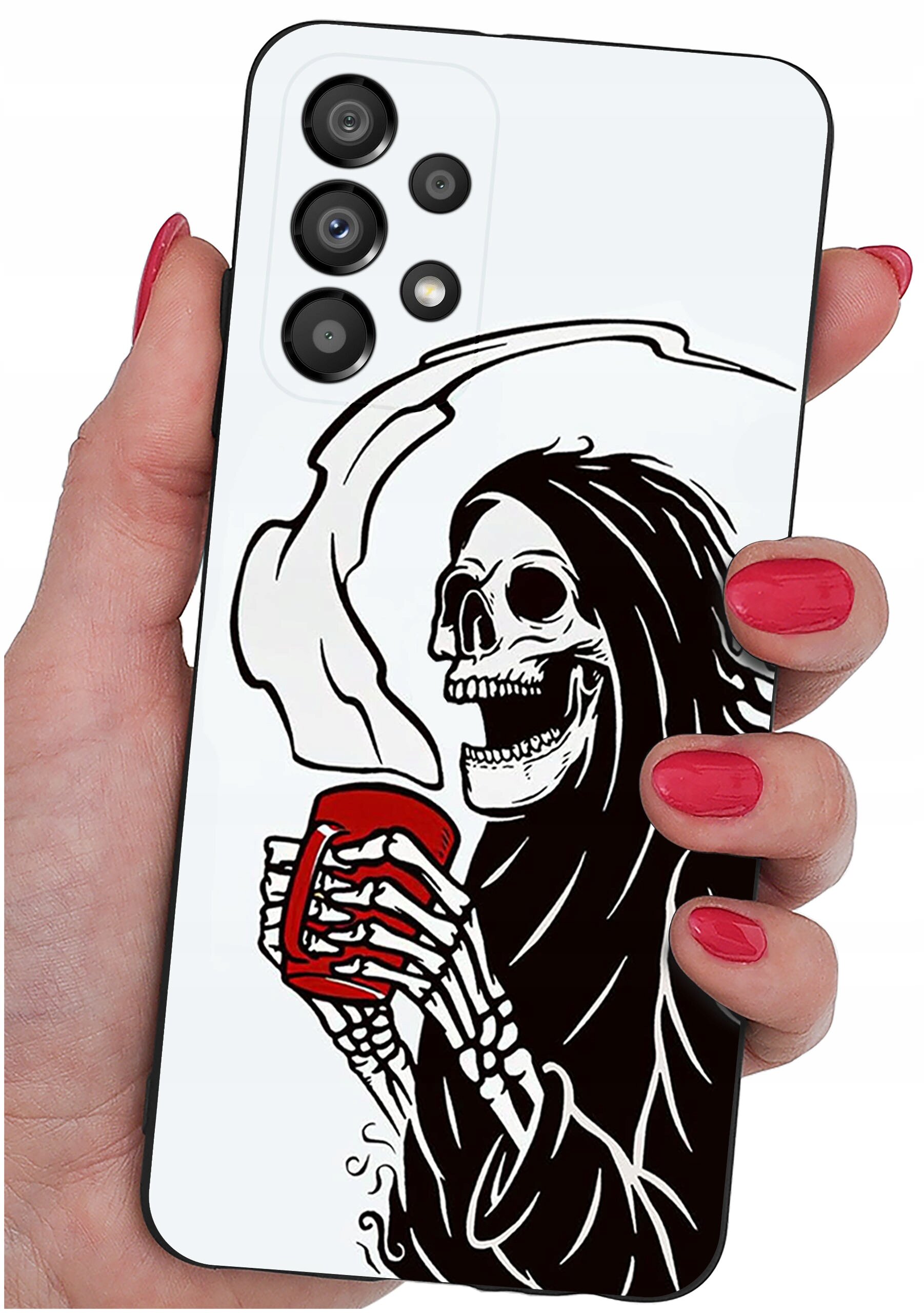Etui na telefon z grafiką przedstawiającą szkielet w kapturze trzymający czerwony kubek. Etui jest trzymane w dłoni z pomalowanymi na czerwono paznokciami.