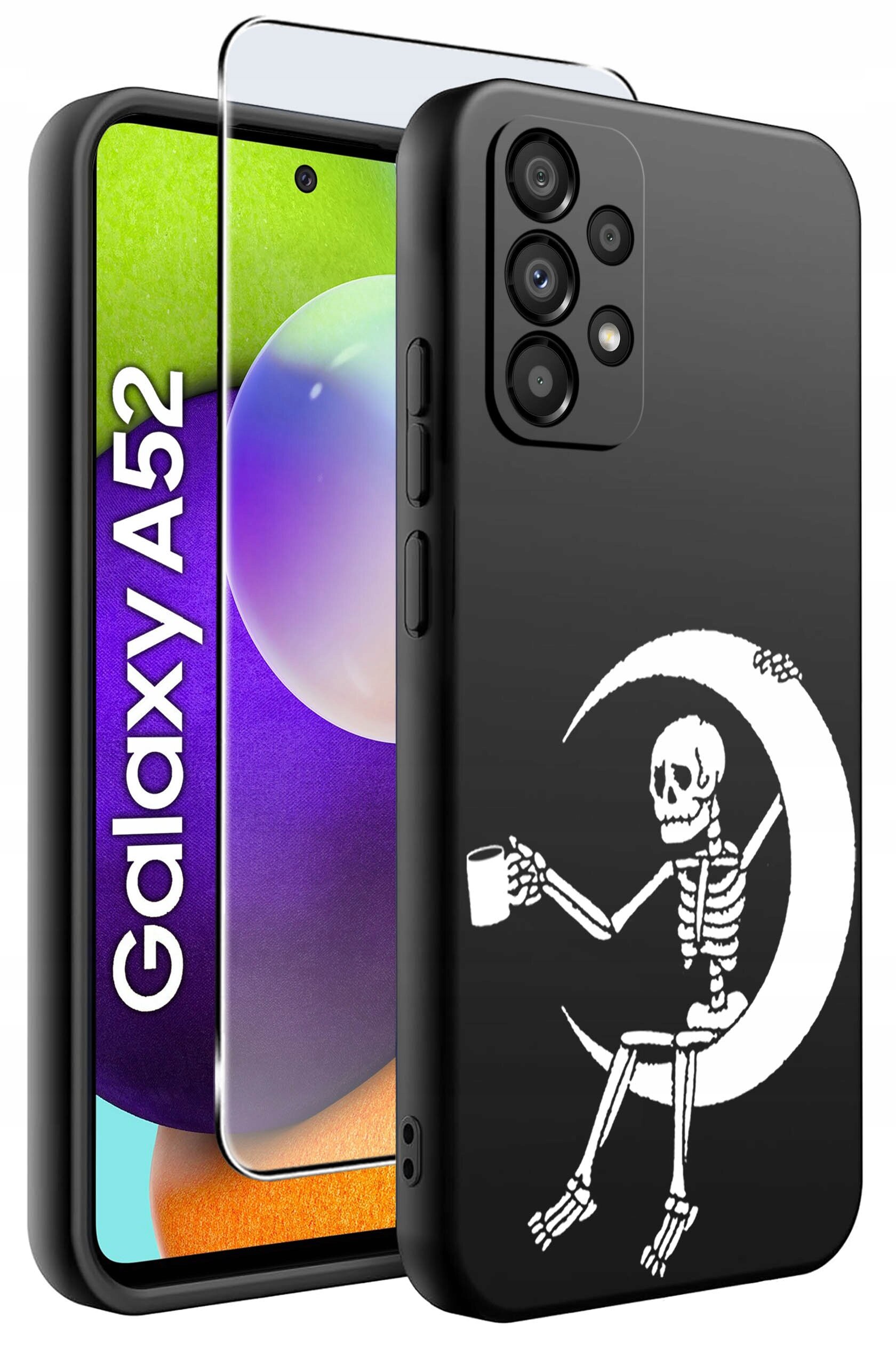 Obraz przedstawia czarne etui na telefon z nadrukiem szkieletu siedzącego na księżycu i trzymającego kubek. Obok etui widoczny jest telefon z napisem \'Galaxy A52\' oraz szkło ochronne.