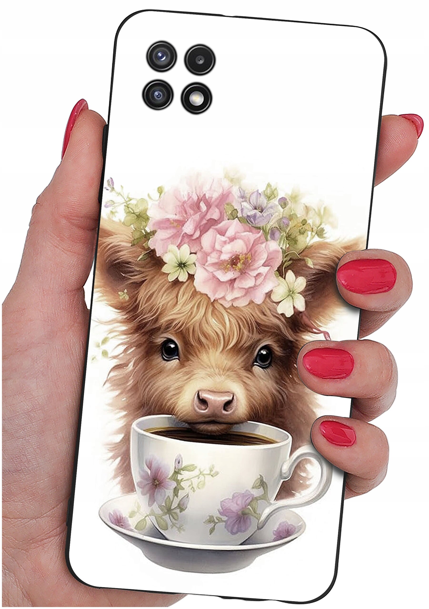 Etui na telefon z nadrukiem przedstawiającym urocze zwierzę z kwiatami na głowie, patrzące zza filiżanki z kwiatowym wzorem. Etui trzymane jest w dłoni z pomalowanymi na czerwono paznokciami.